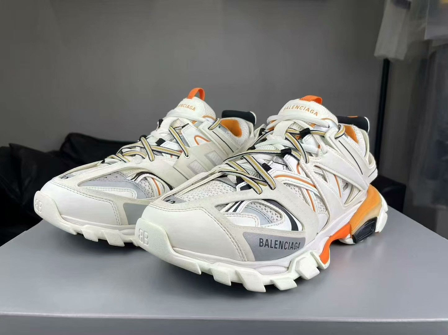 Balenciaga Balenciaga White Lowtop Sneakers 9 Men Size US 9 / EU 42 - 1 Thumbnail