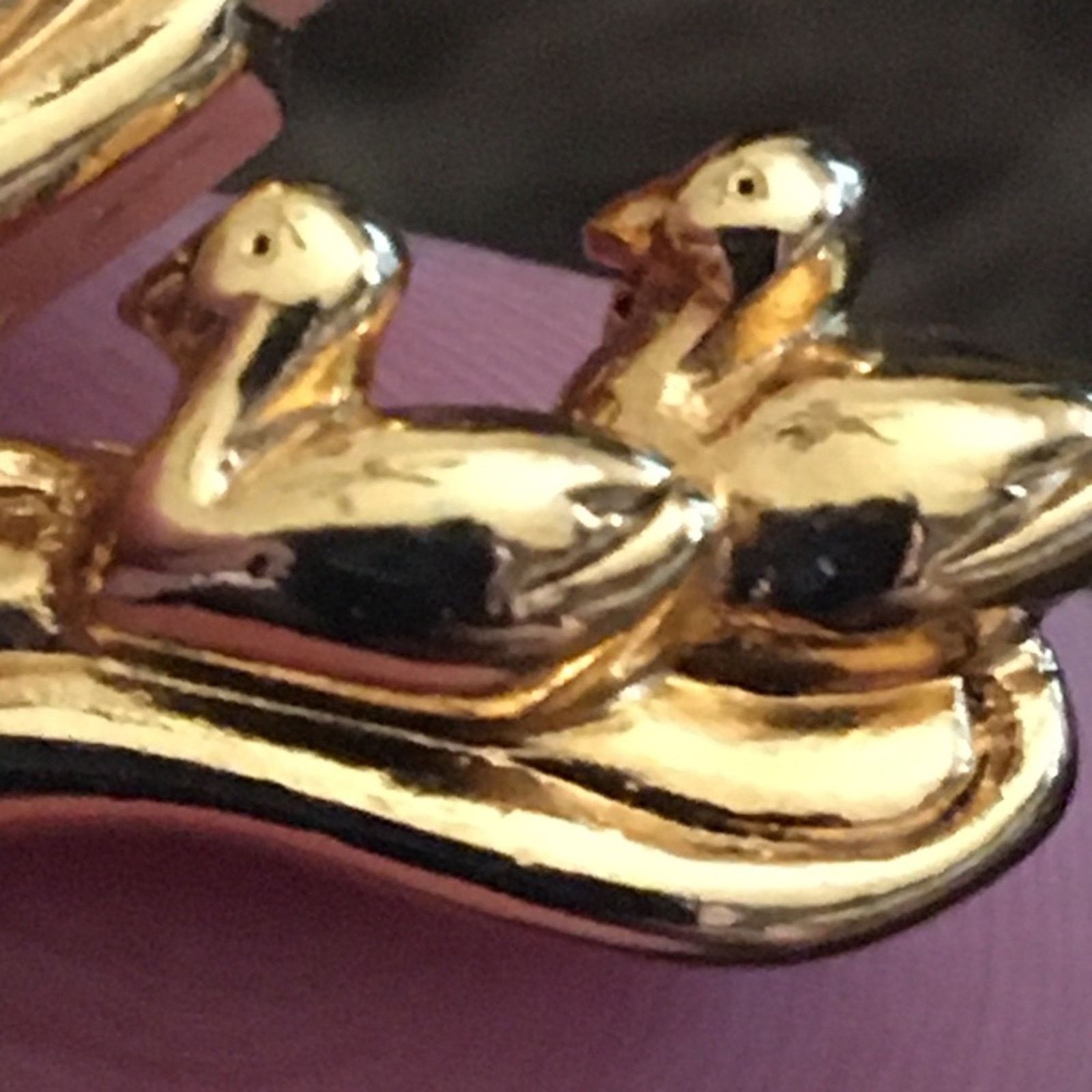 Vintage Vintage Avon 1992 gold tone swan family brooch pin Size ONE SIZE - 5 Thumbnail