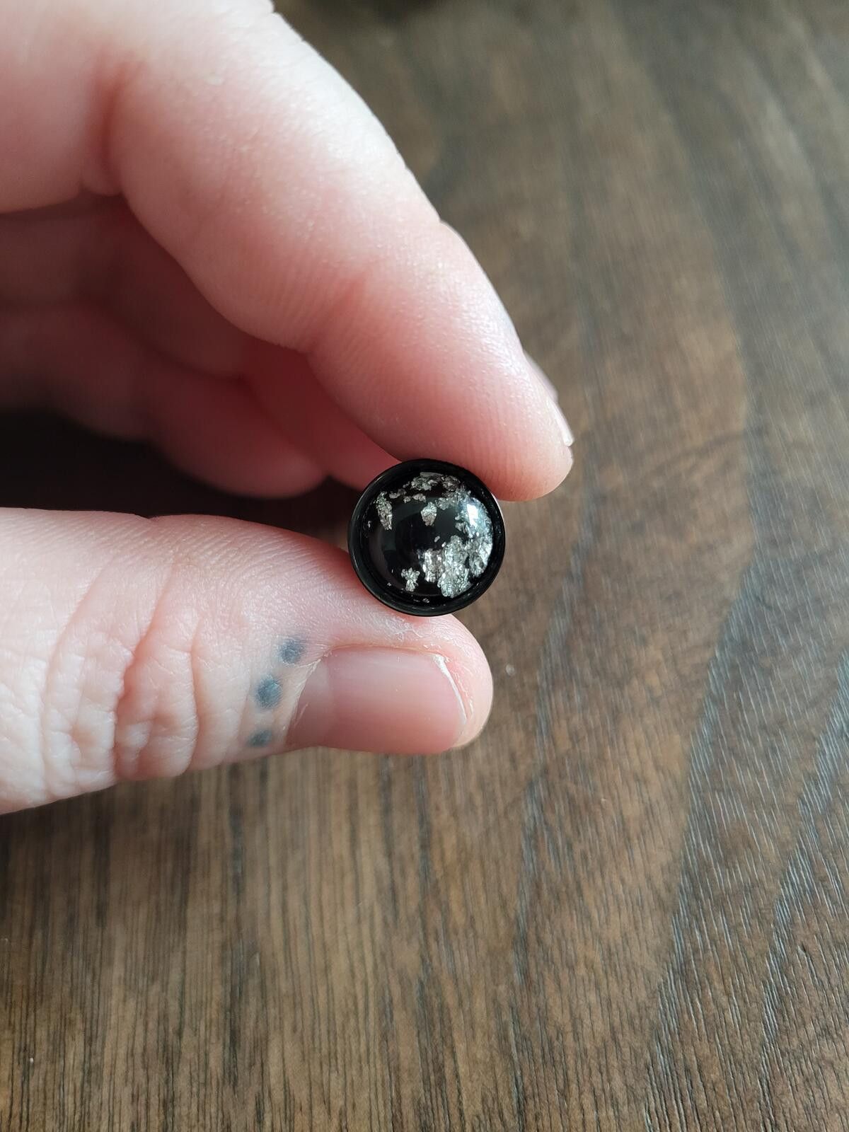 The Unbranded Brand Pair of Black Ear Plugs with Silver Foil Inlay Size 00 Size ONE SIZE - 3 Thumbnail