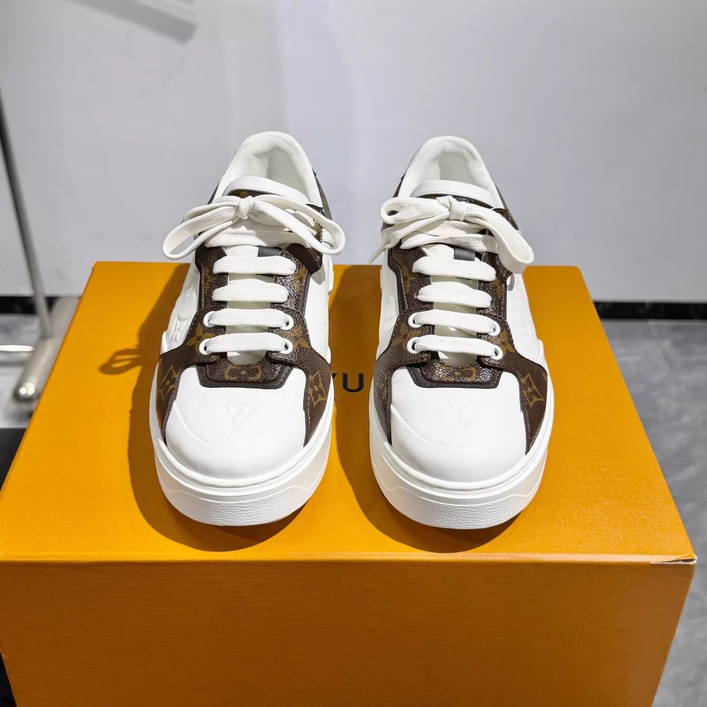 Louis Vuitton LV Time Out Monogram Leather Sneaker 99 New UK5.5 Size US 8 / IT 38 - 2 Thumbnail