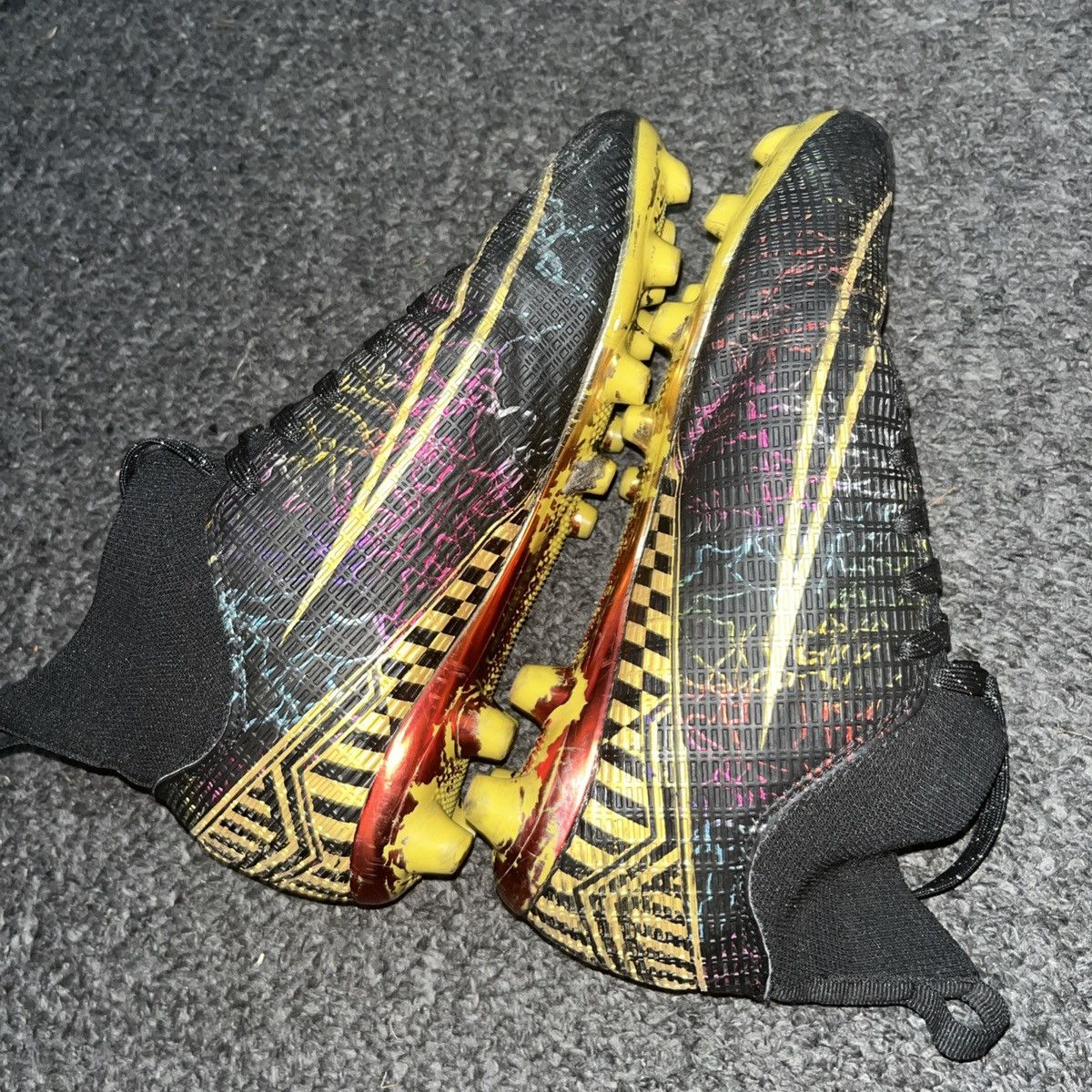 Other Kids Football boots size 3.5uk unique design Size US 5 / EU 37 - 3 Thumbnail