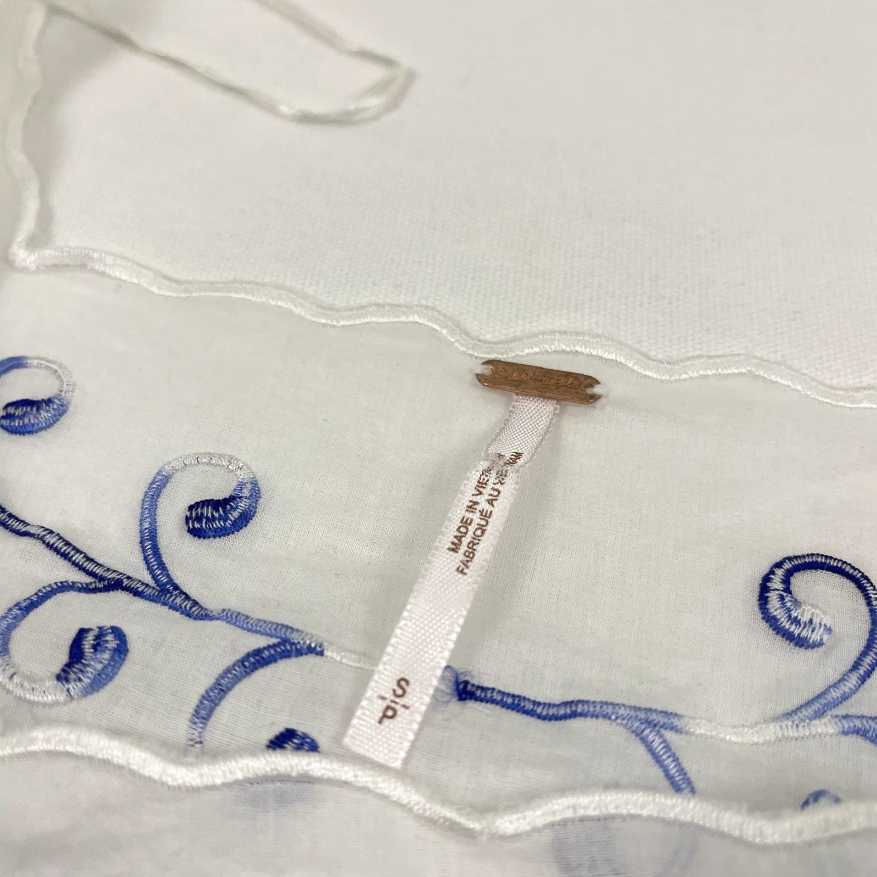 Free People VINTAGE Free People Blouse Womens S White Blue Floral Embroidered Boho Peasant Cottage Size S / US 4 / IT 40 - 2 Thumbnail
