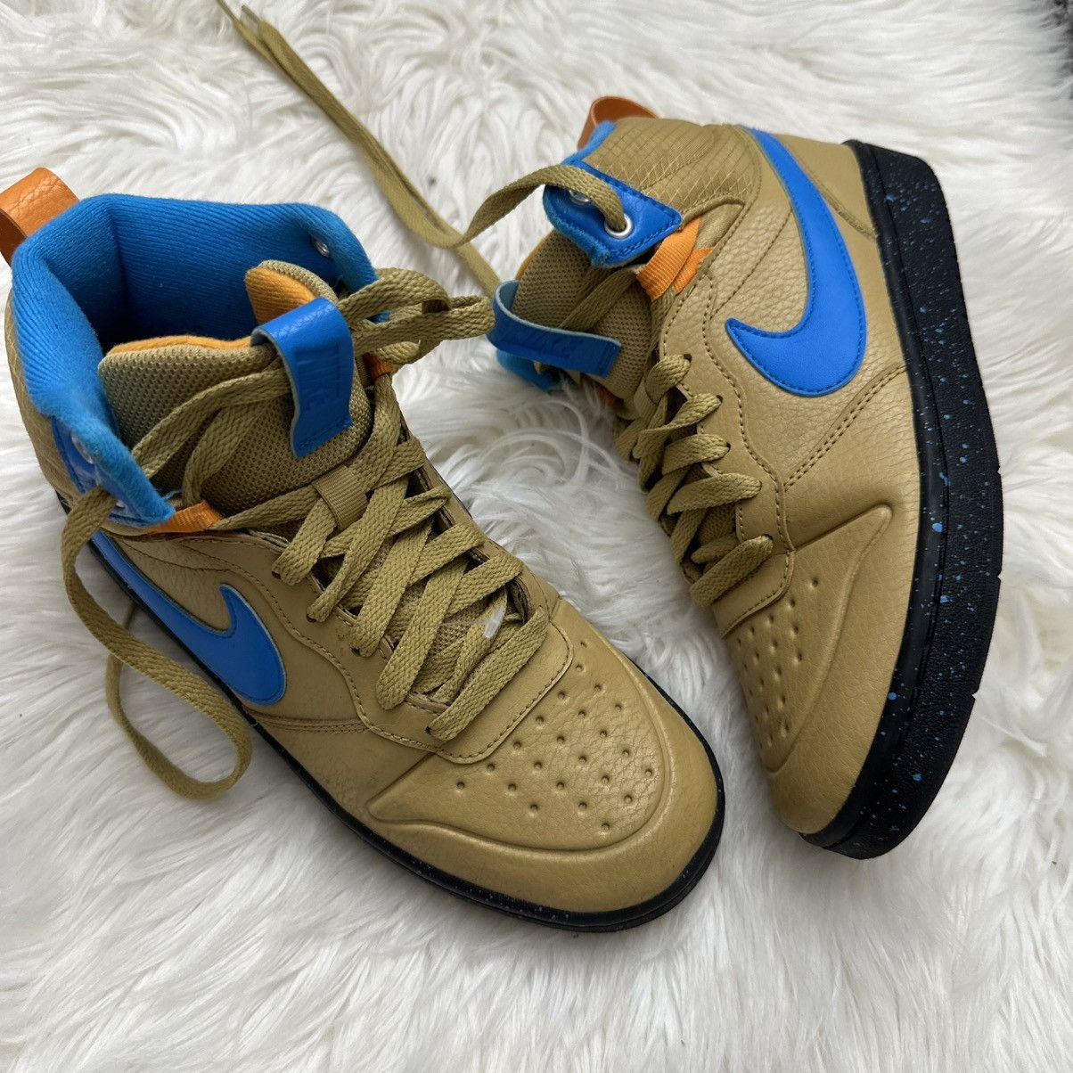 Nike NIKE Hi Top Sneakers Size US 5 / EU 37 - 1 Thumbnail
