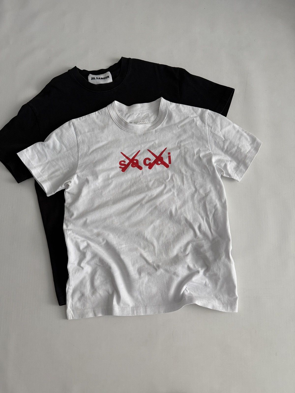 Sacai Sacai x KAWS Flocked Logo T-Shirt – White Size US S / EU 44-46 / 1 - 1 Thumbnail