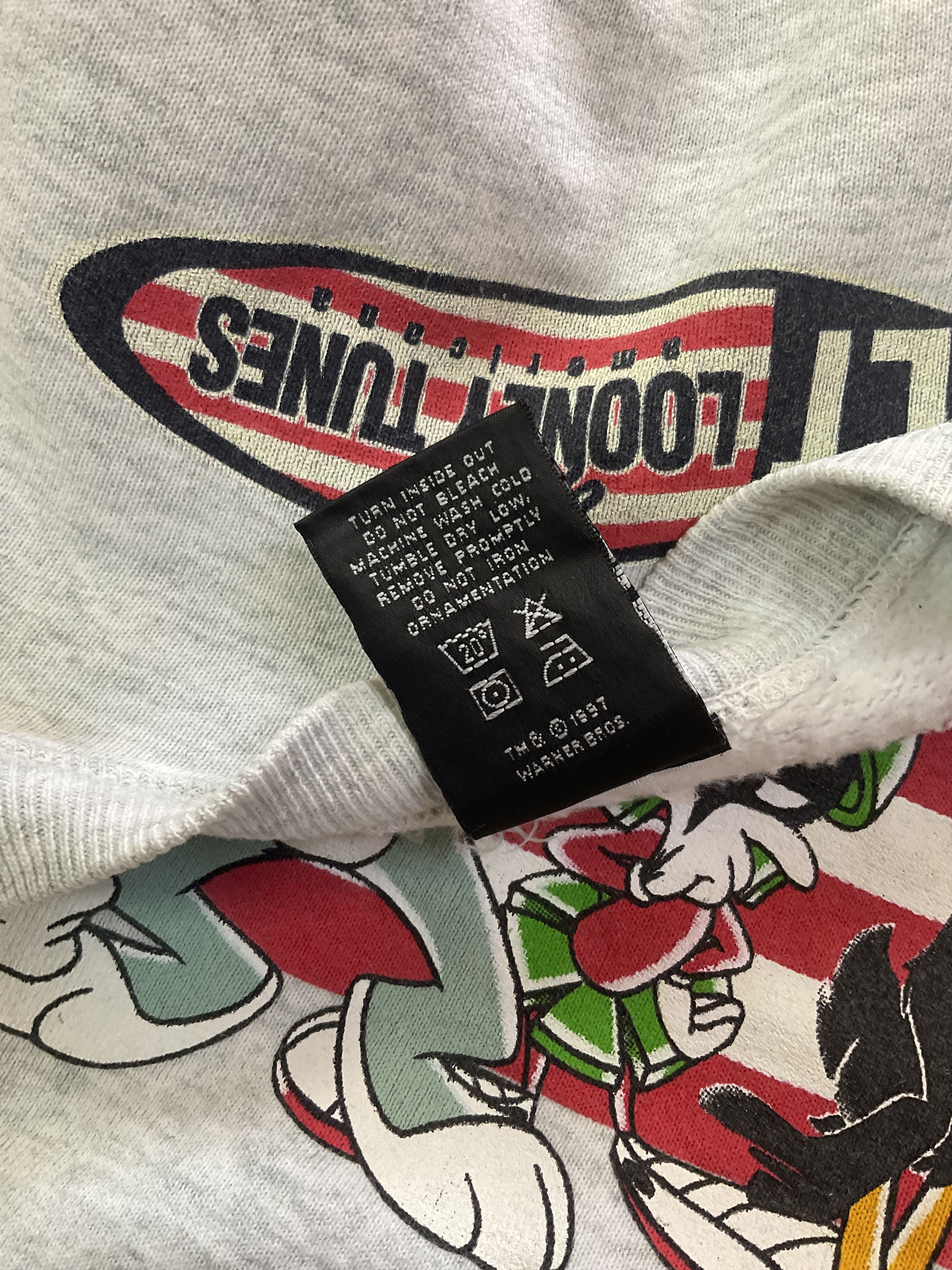 Warner Bros Vintage 1997 Warner Bros Looney Tunes Friends Sweatshirt Size US L / EU 52-54 / 3 - 6 Thumbnail