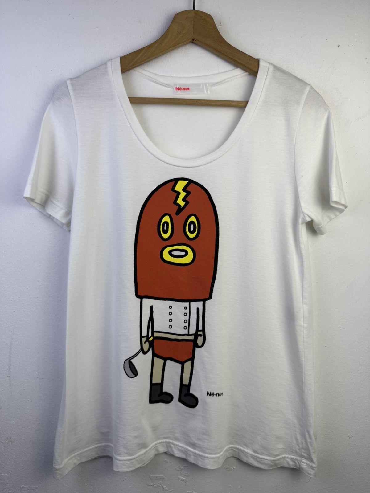 Né-net t-shirt featuring a red mask and holding a golf club