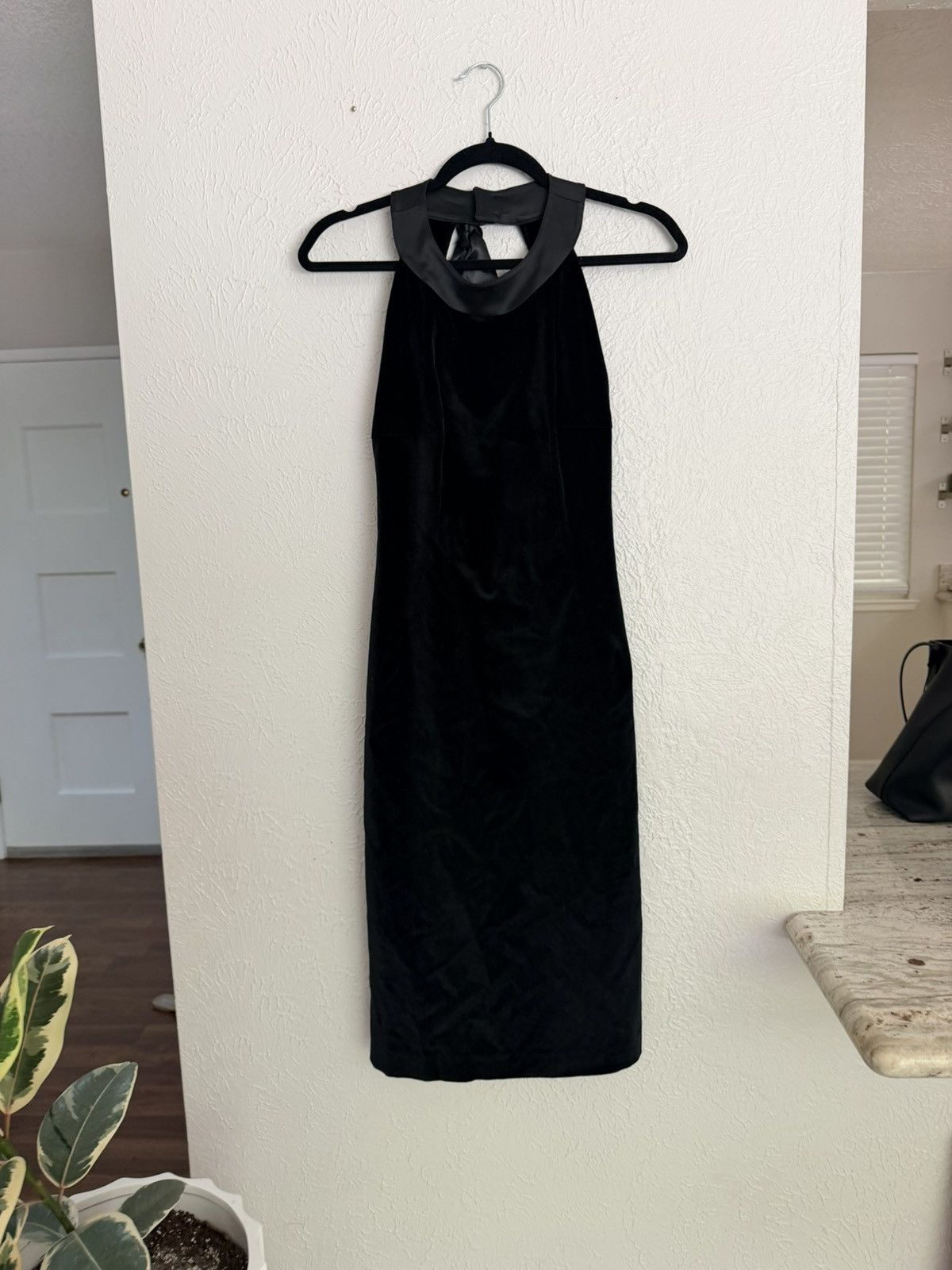 Tara Jarmon Tara Jarmon 90s black velvet open back halter mini dress Size S / US 4 / IT 40 - 10 Thumbnail