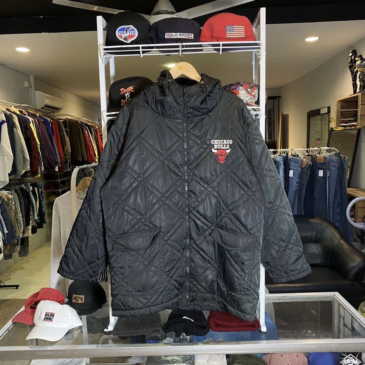 NBA VINTAGE 90s Chicago Bulls “BULLS” Light Puffer Jacket Size US XL / EU 56 / 4 - 2 Thumbnail