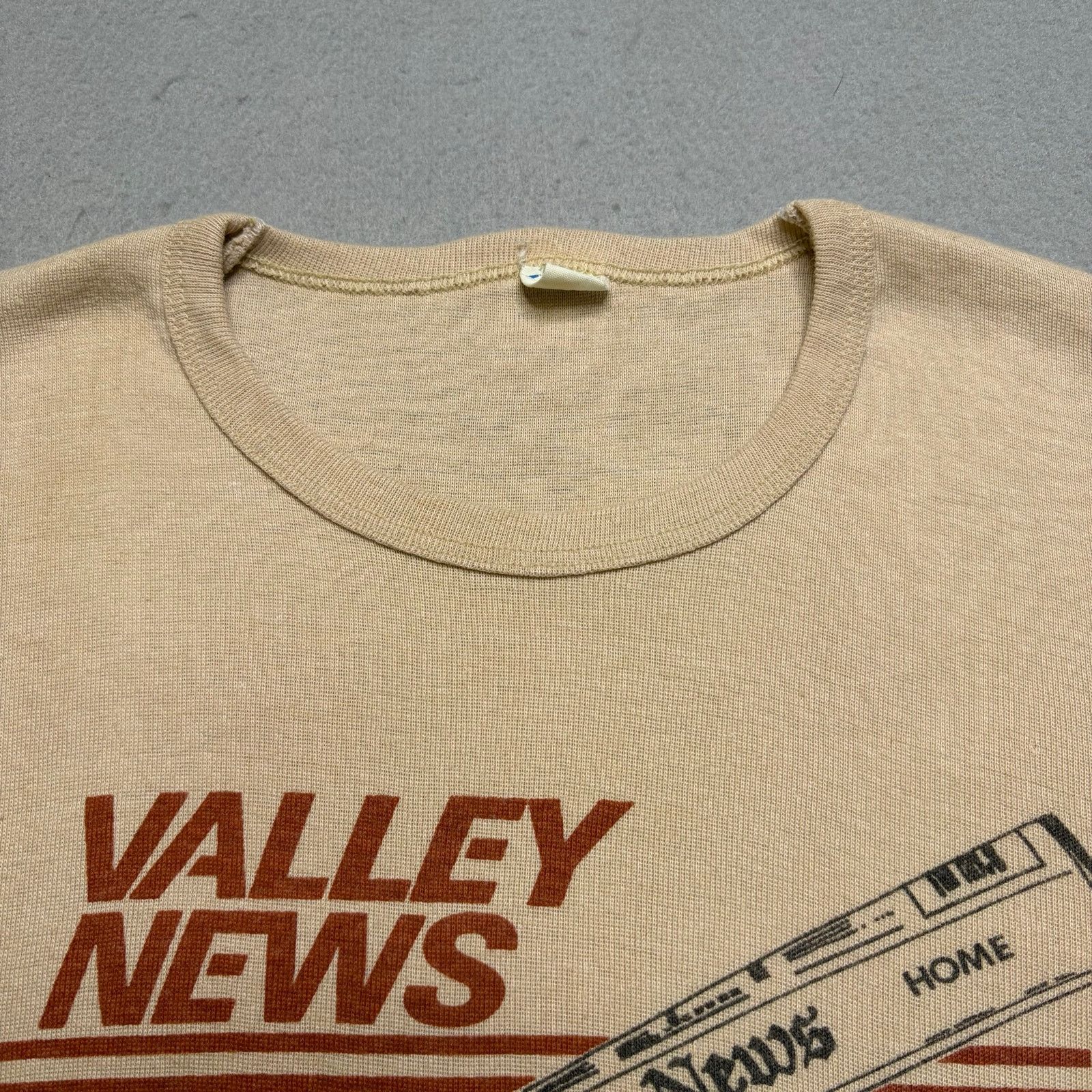 Vintage Vintage Valley News Run Of The Press Tee Beige 80s 70s XXS Size US XXS / EU 40 - 3 Thumbnail