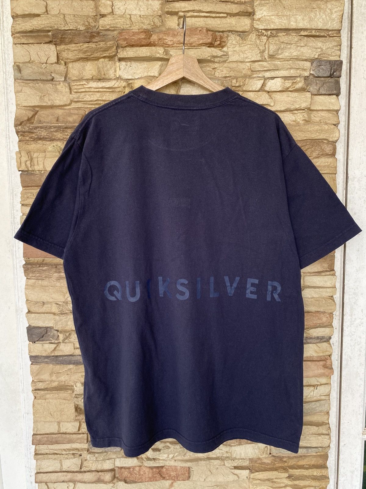 Quiksilver Quiksilver Center Embroidered Logo Backhit Print Surfing Tees Size US XL / EU 56 / 4 - 7 Thumbnail