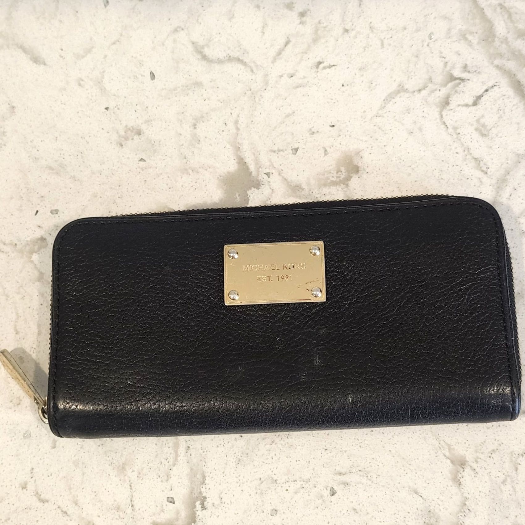 Michael Kors Michael Kors Wallet Black Leather Zip-Around Gold Plate Logo Womens S Small Used Condition Size ONE SIZE - 3 Thumbnail
