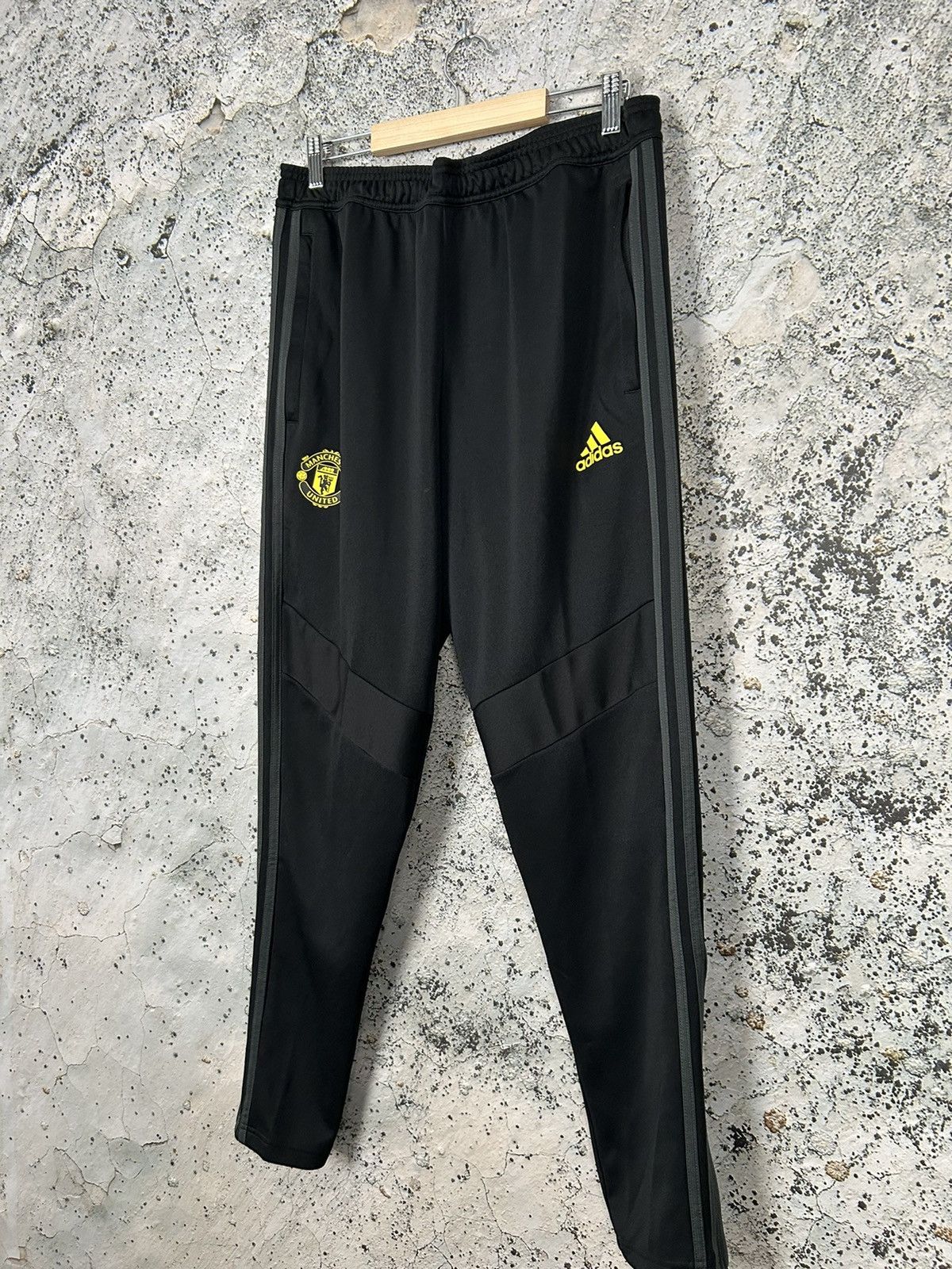 Adidas Adidas Manchester United Football Sweatpants Soccer Size US 34 / EU 50 - 2 Thumbnail