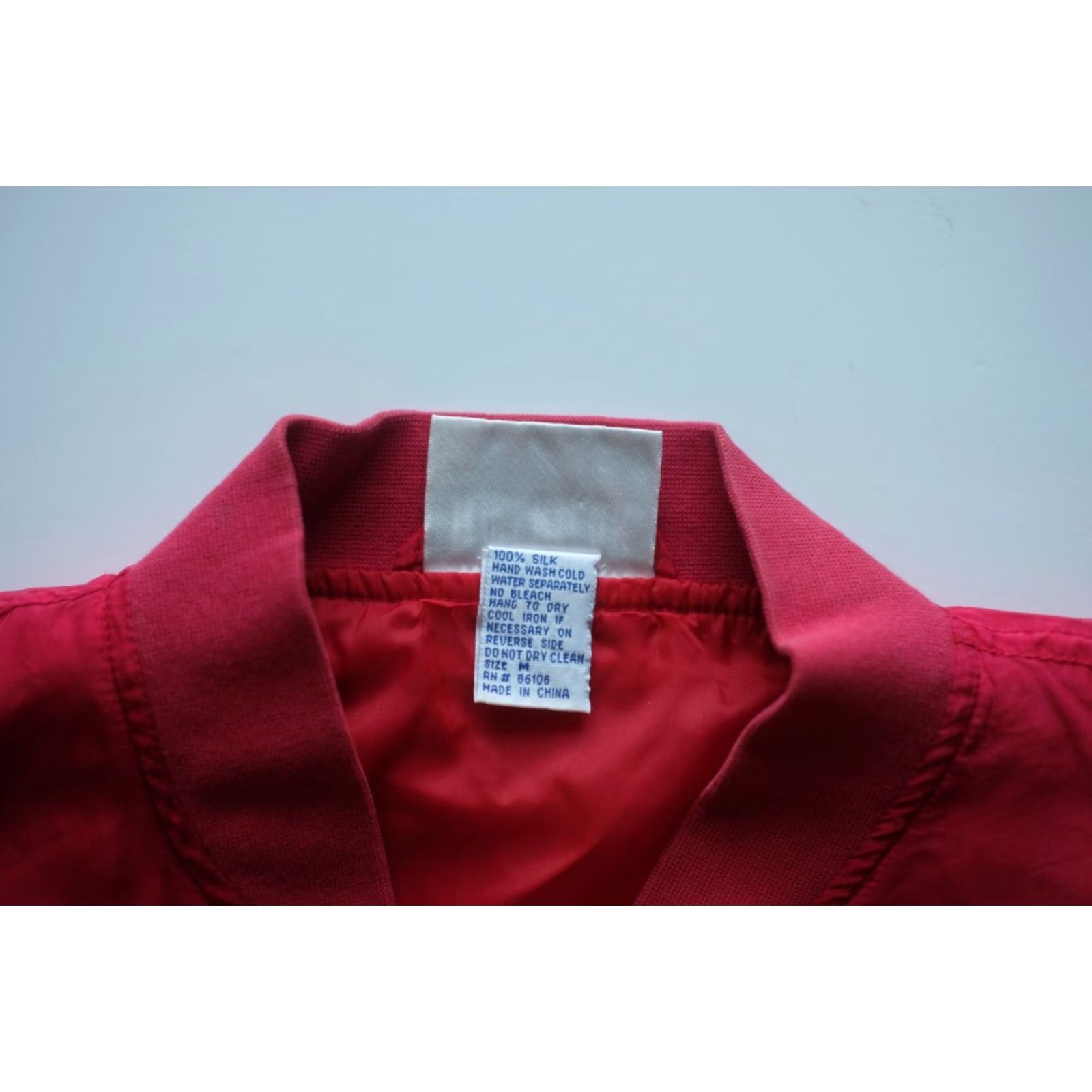 Vintage VINTAGE Looney Tunes Daffy Duck Jacket Warner Bros Inc TV Movie 90s 100% Silk Men SZ M Red Long Sleeve Collared Embroidered Full Zip Size US M / EU 48-50 / 2 - 7 Thumbnail