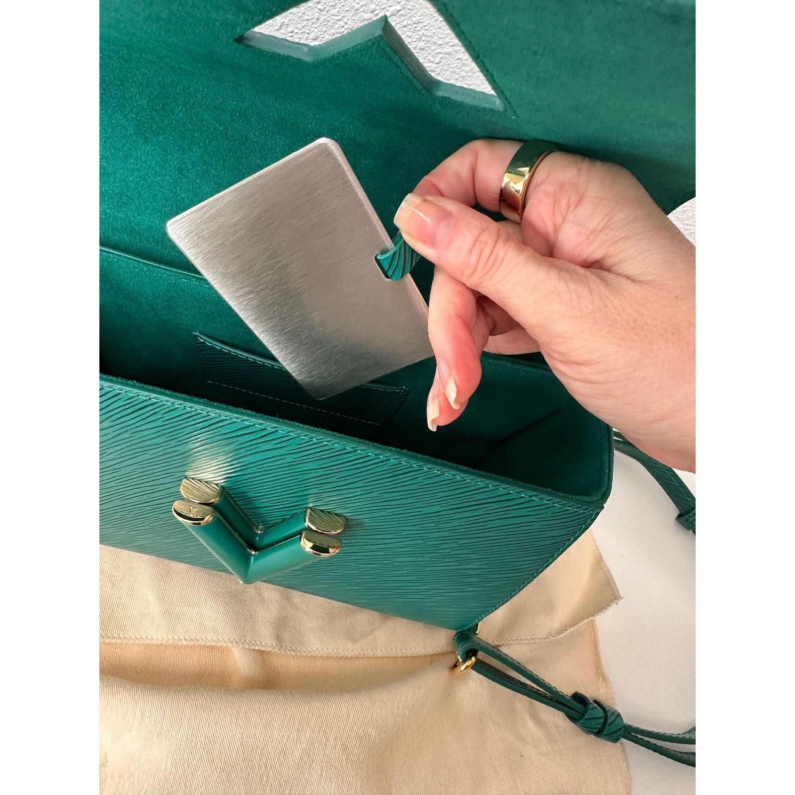 Louis Vuitton Louis Vuitton Twist MM Shoulder Bag – Emerald Epi Leather Size ONE SIZE - 17 Thumbnail