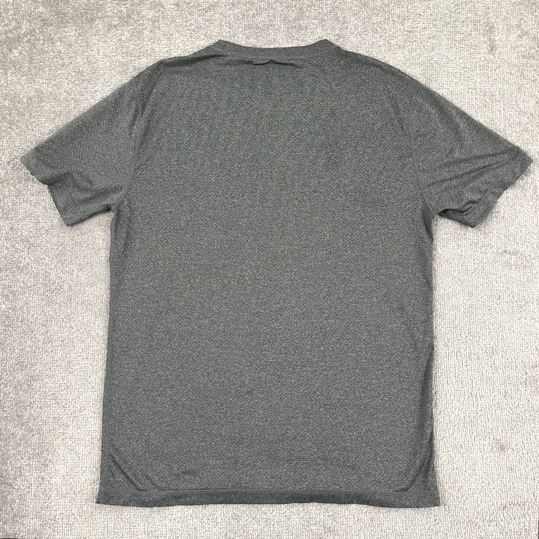 Vuori Vuori Tradewind Shirt Mens M Gray Logo Vuori Strato Tech Short Sleeve Performance Active Fitness Gym Shirt Size US M / EU 48-50 / 2 - 5 Thumbnail
