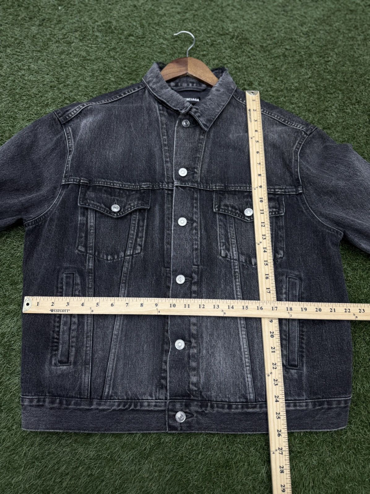 Balenciaga Balenciaga Black/Red Logo Denim Jean Jacket $1400 Size (50) Size US M / EU 48-50 / 2 - 5 Thumbnail