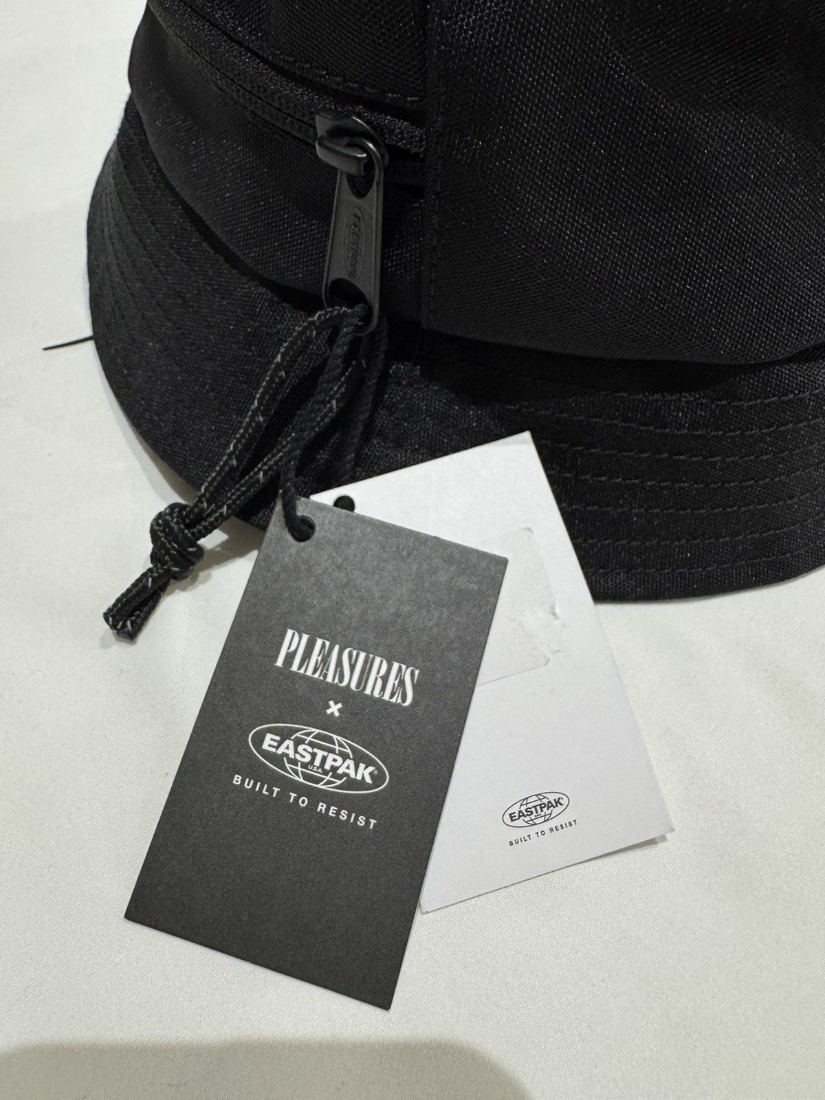 Eastpak Eastpak X Pleasures Bucket Crossbody Hat Size ONE SIZE - 4 Thumbnail