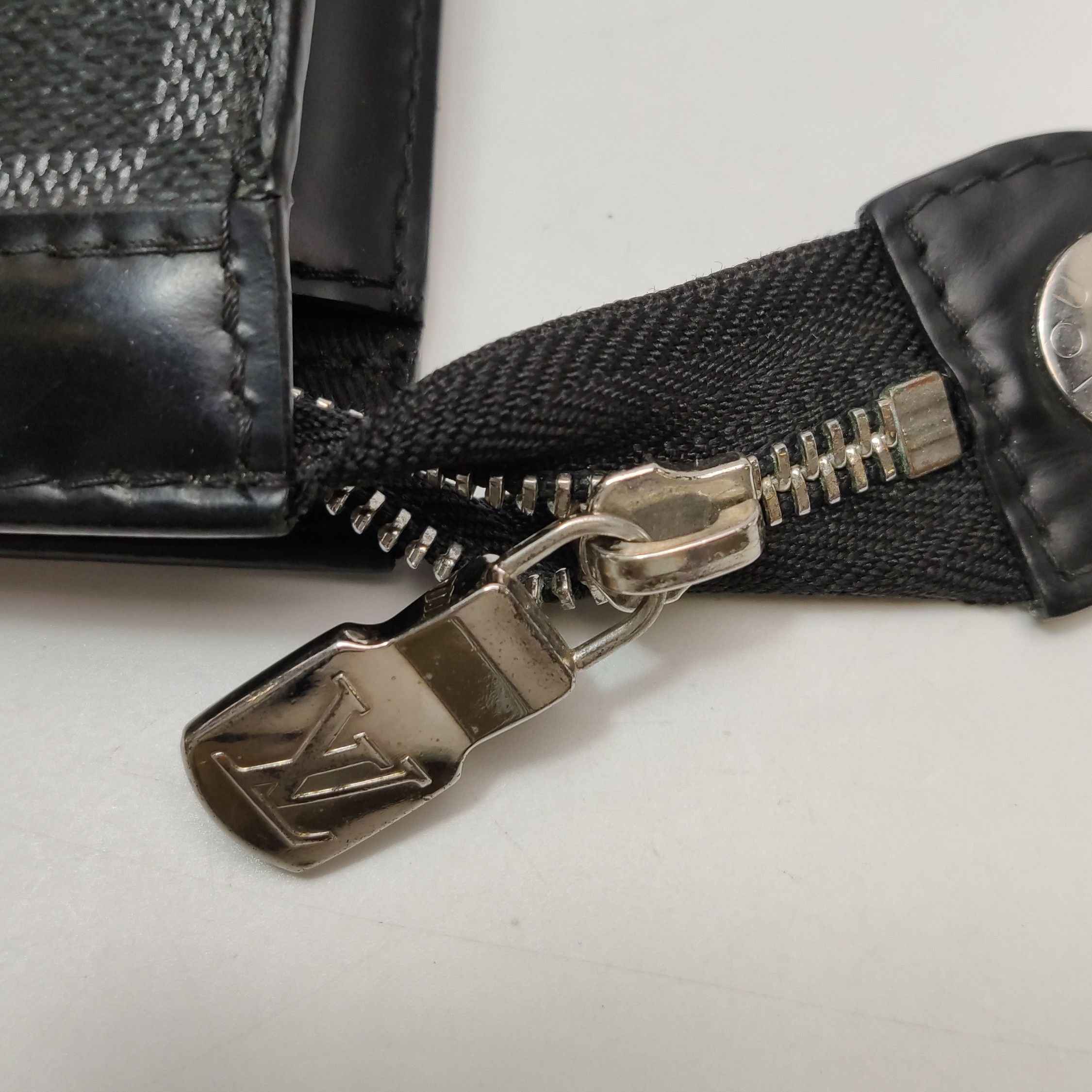 Louis Vuitton Louis Vuitton (LV) Pochette Voyage leather checkerboard pip Size ONE SIZE - 4 Thumbnail