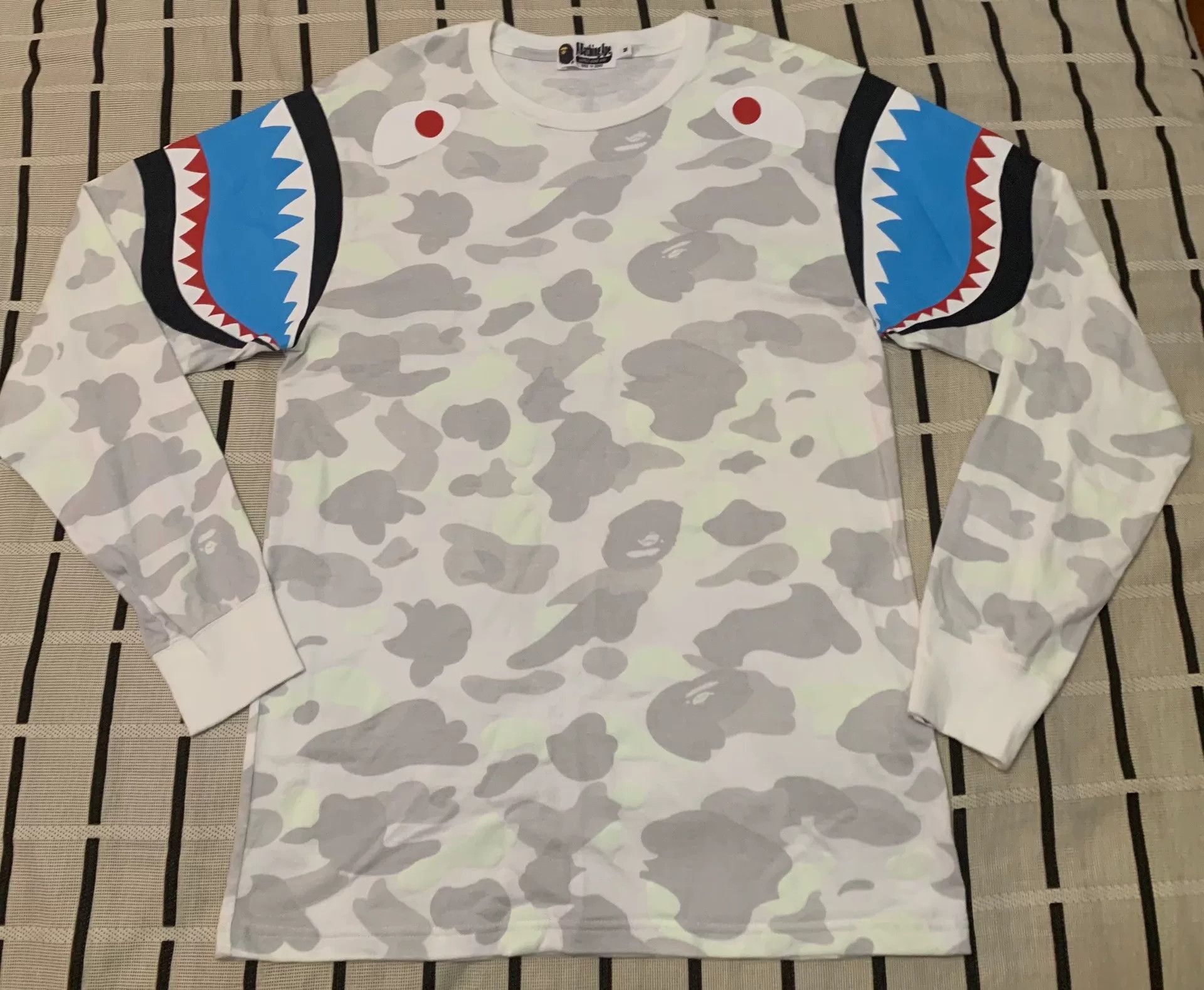 Bape Bape Shark Camo Blue T-Shirt M Men Size US M / EU 48-50 / 2 - 1 Thumbnail