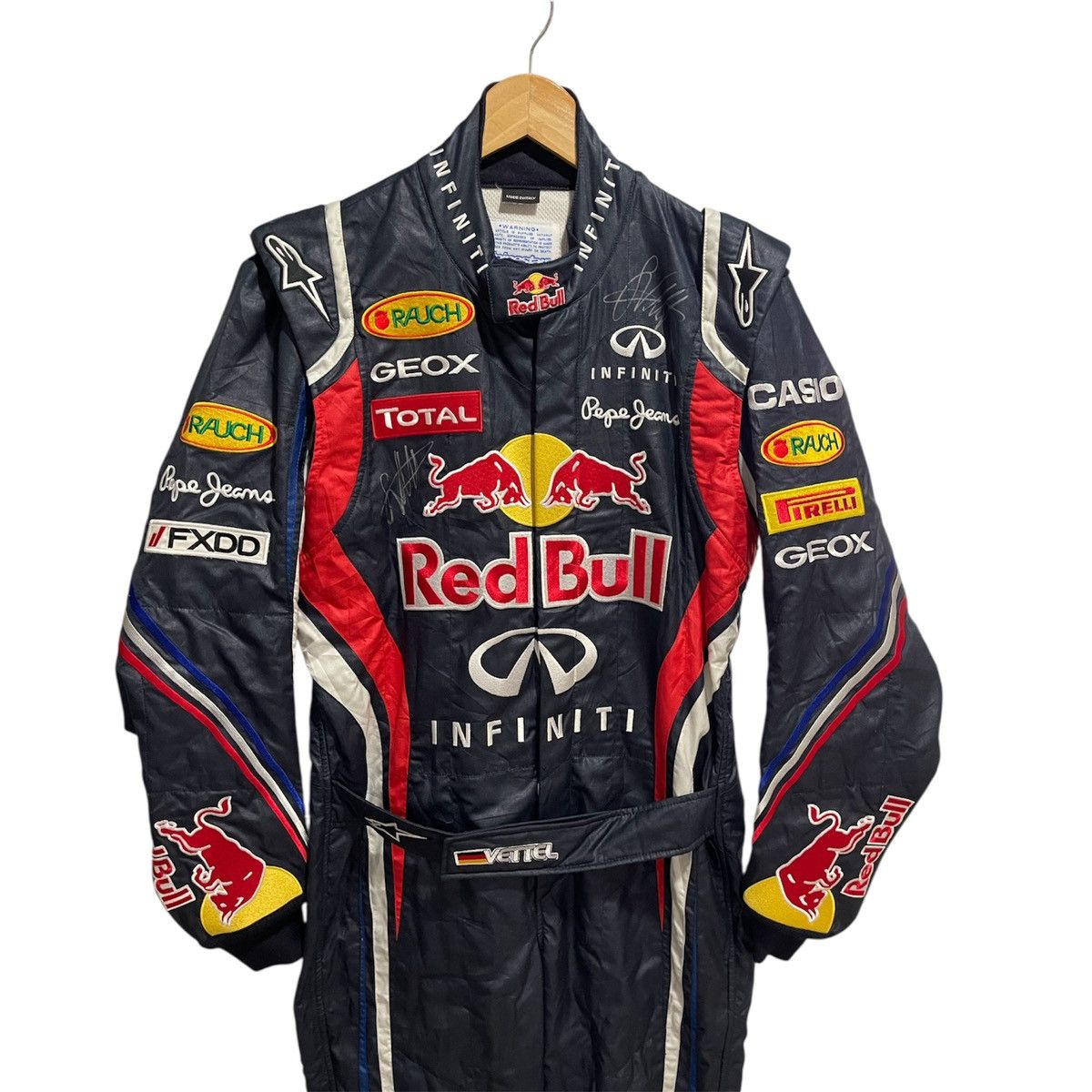Formula 1 🔥HALL OF FAME LEGENDARY F1 2013 SEBASTIAN VETTEL SIGNED SUIT Size US 34 / EU 50 - 6 Thumbnail