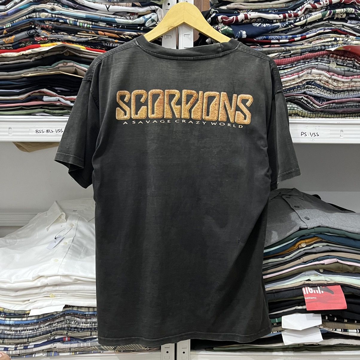 Band Tees Scorpion a savage crazy world tshirt Size US L / EU 52-54 / 3 - 4 Thumbnail