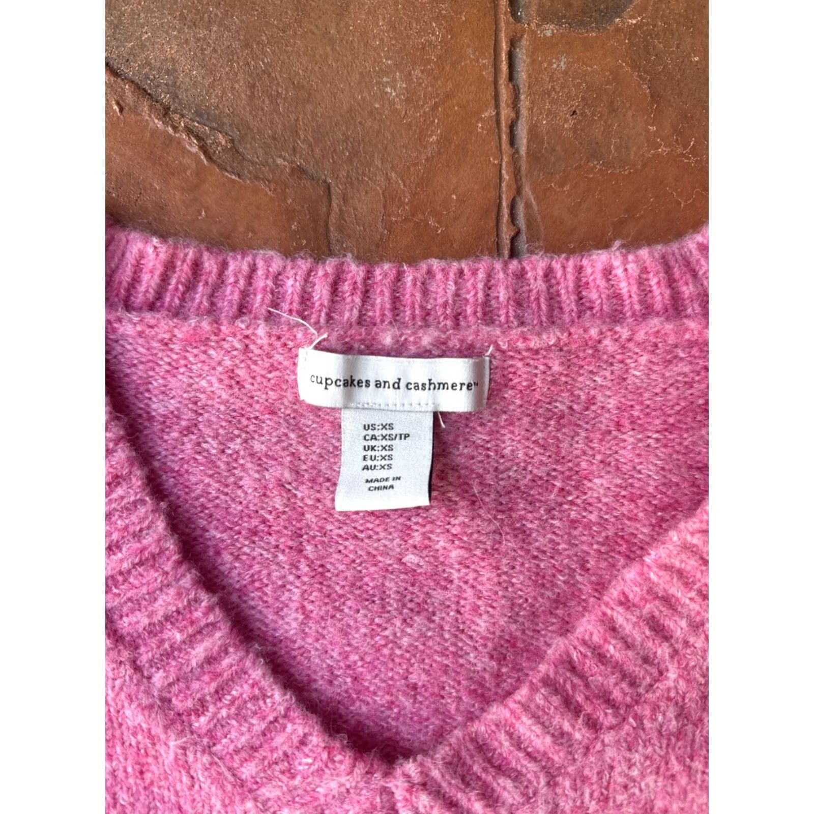 Vintage Cupcakes And Cashmere Pink Heart V-Neck Sweater Womens XS Pullover Long Sleeve Knit Lightweight Size L / US 10 / IT 46 - 2 Thumbnail