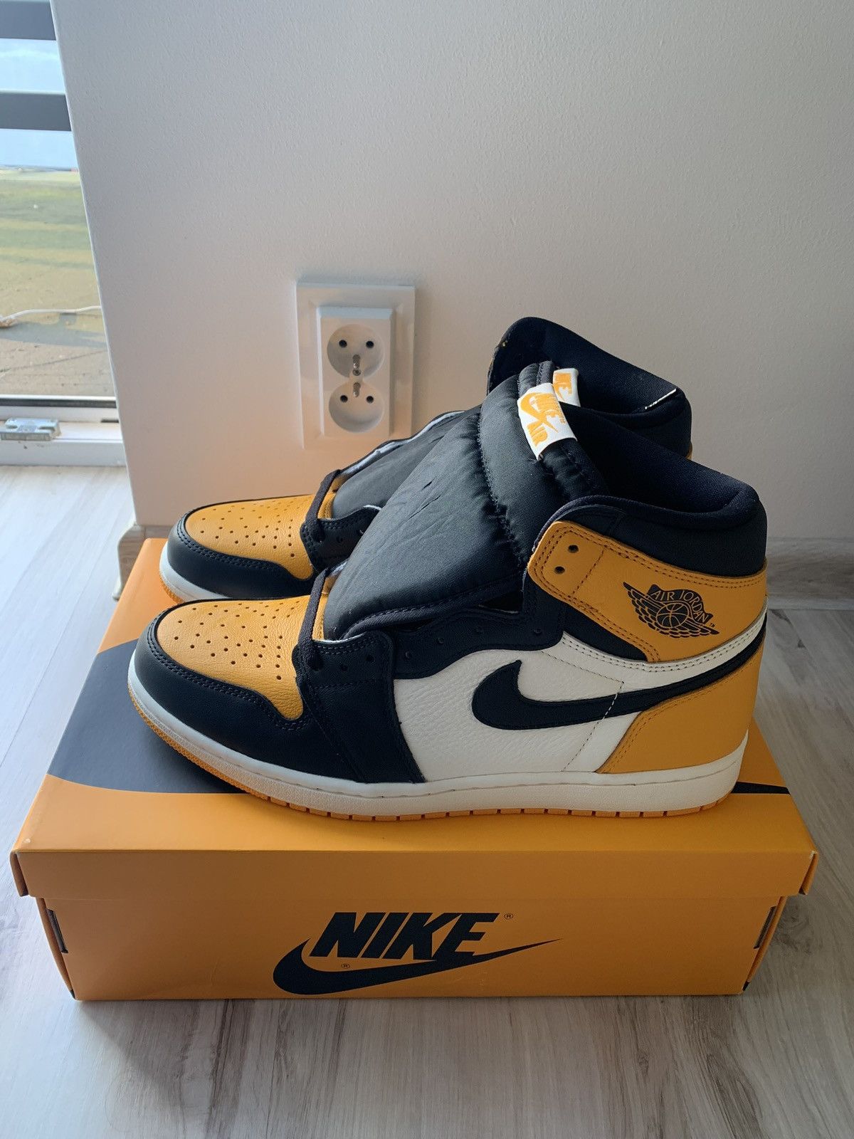 Nike Air Jordan 1 Retro High TAXI Yellow Toe Size US 10.5 / EU 43-44 - 1 Thumbnail