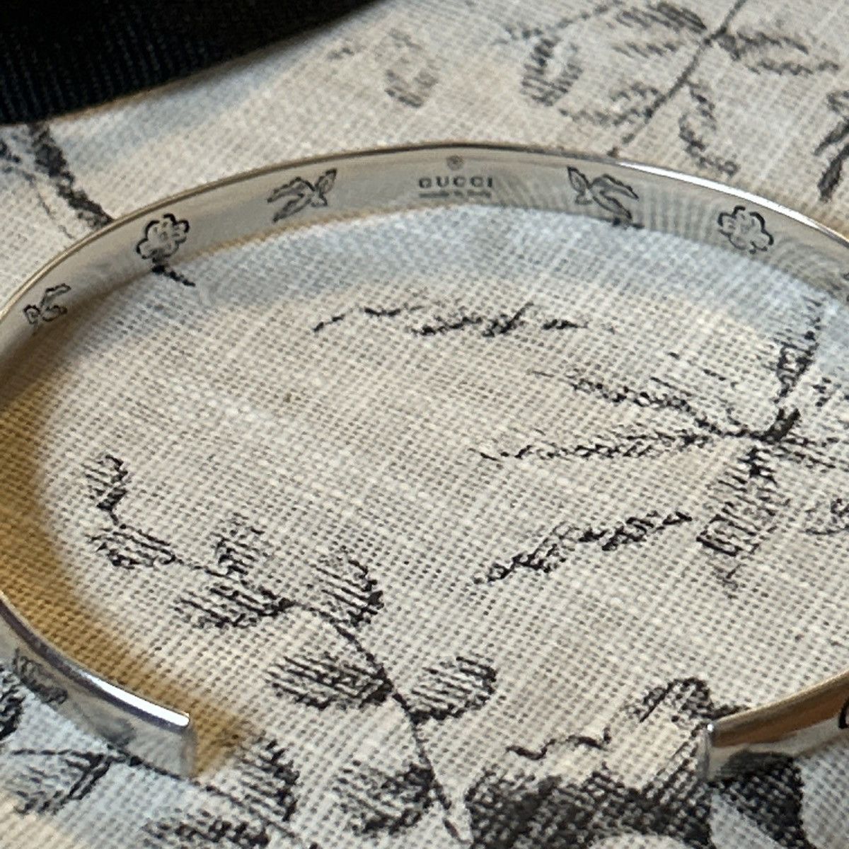 Gucci Gucci Blind for Love Silver Bangle Bracelet size 19 Size ONE SIZE - 10 Thumbnail