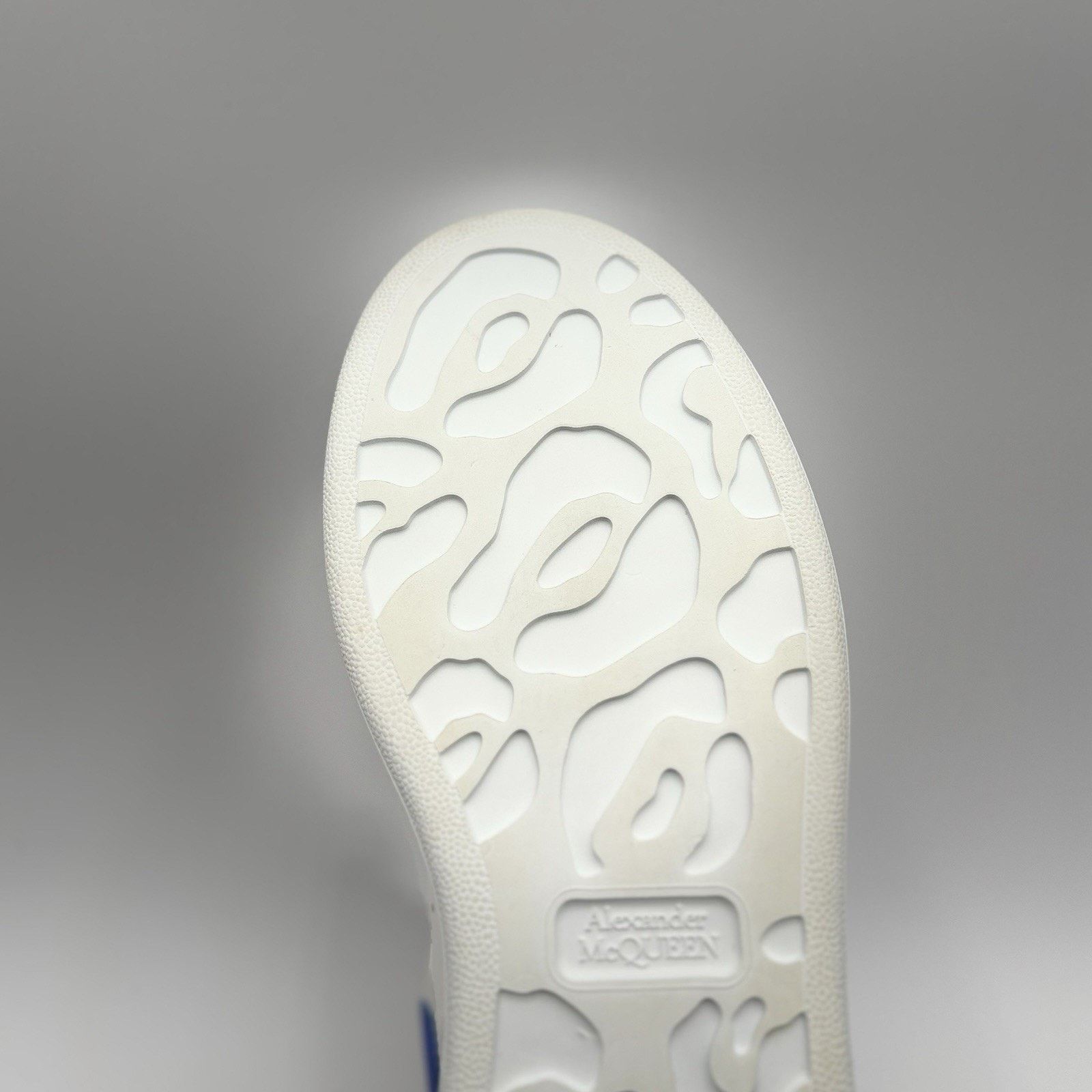 Alexander McQueen Alexander McQueen Oversized ' White Ultramarine' | GREAT! Size US 8 / IT 38 - 19 Thumbnail