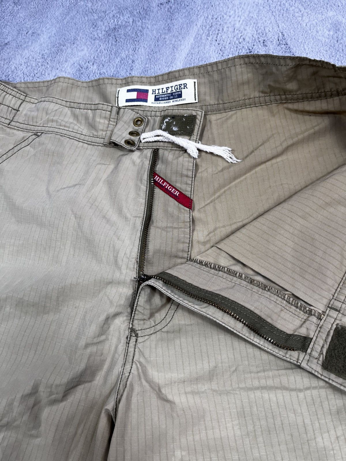 Tommy Hilfiger Vintage Tommy Hilfiger nylon shorts streetwear Y2K style L Size US 34 / EU 50 - 6 Thumbnail