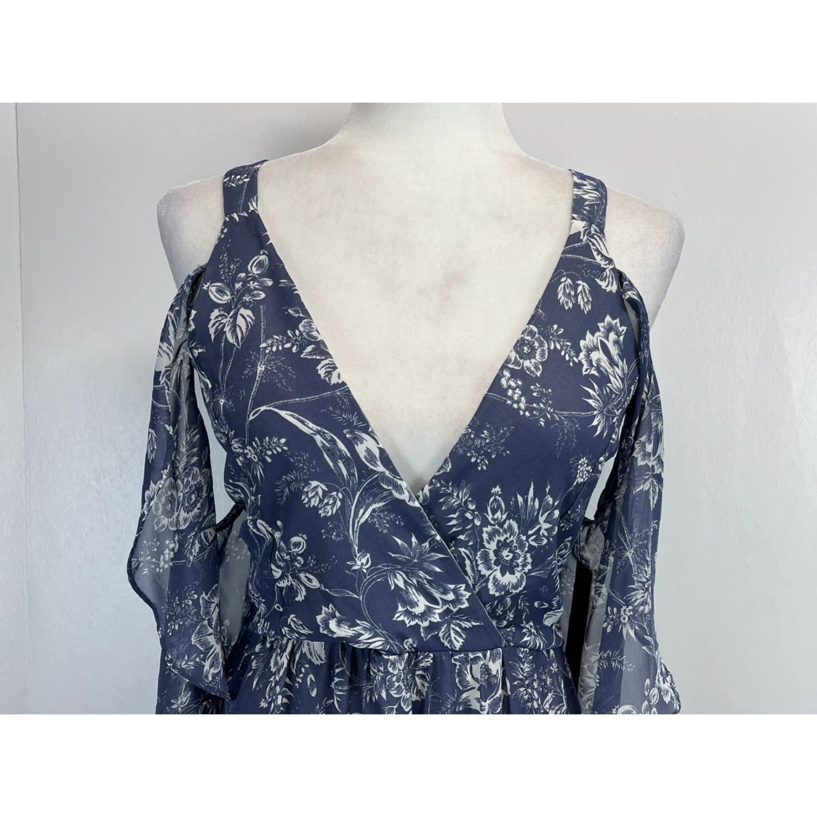 Lulus Lulus Maxi Dress Floral Denim Blue Off-Shoulder Long Sleeve V-Neck Zip Empire Waist Summer Party/Cocktail Women Sz S Size S / US 4 / IT 40 - 5 Thumbnail