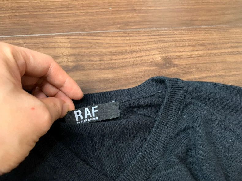 Raf Simons Raf simons V-neck pointed collar all-cotton knitwear Size US M / EU 48-50 / 2 - 2 Thumbnail