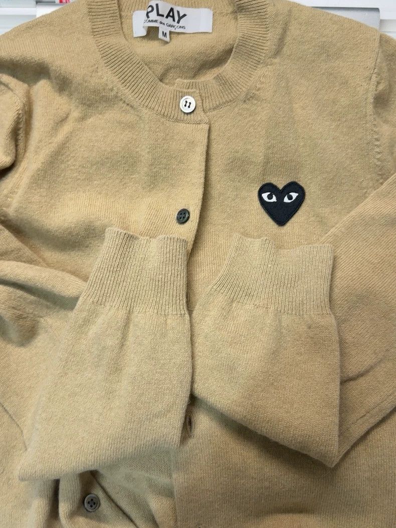 Comme des Garcons Comme Des Garcons Classic sweater. Camel Black Heart Size M / US 6-8 / IT 42-44 - 1 Thumbnail