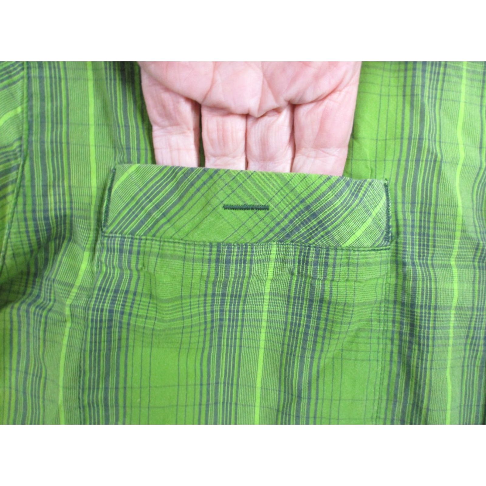 Mountain Hardwear Mountain Hardwear Shirt Large Men's Vented Button Up Fishing Green Plaid Size US L / EU 52-54 / 3 - 7 Thumbnail
