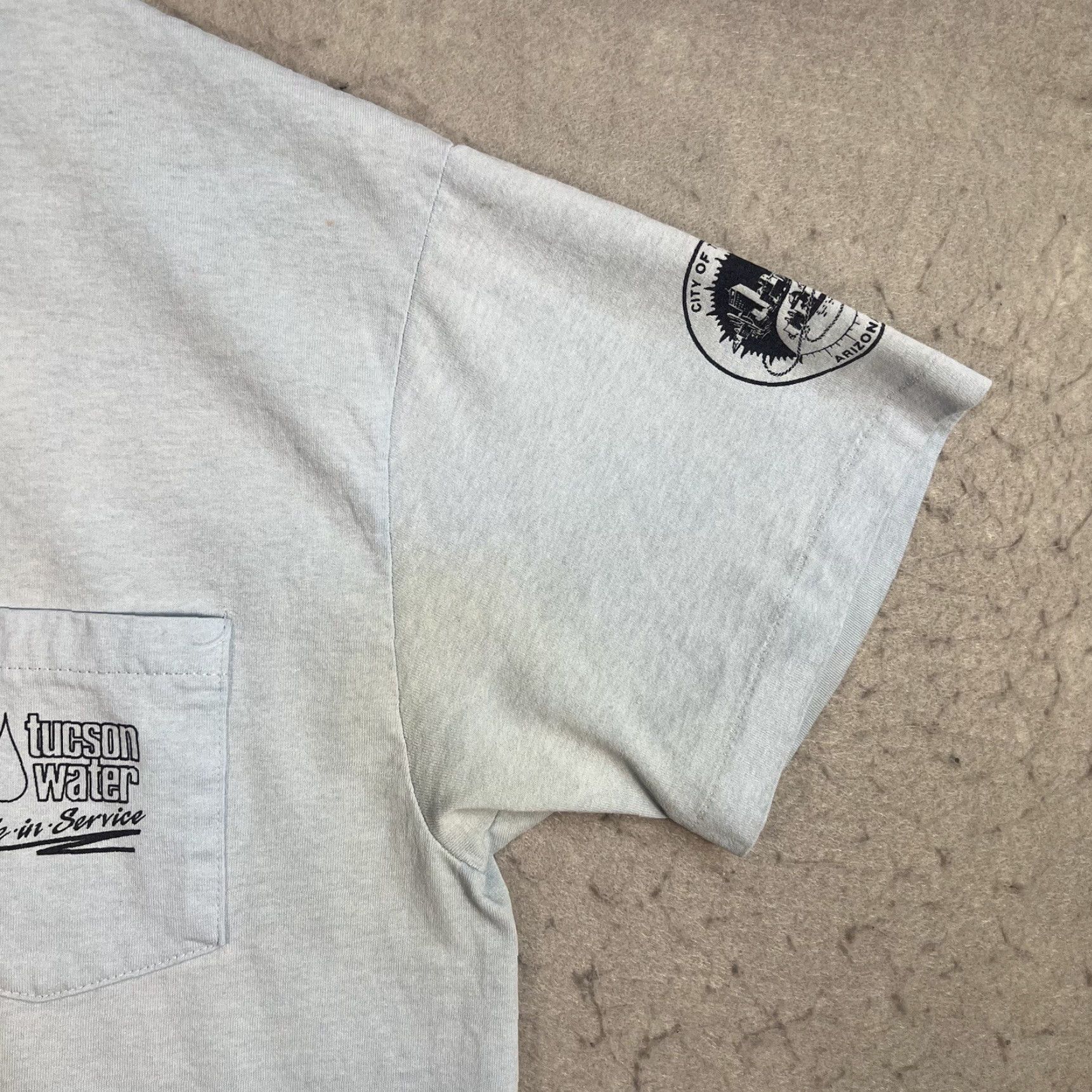 Hanes VINTAGE 80s Tucson Arizona Water Pride In Service Pocket T Shirt Adult Large Blue Hanes Cotton Blend Graphic Tee Mens Large Uri? Size US L / EU 52-54 / 3 - 6 Thumbnail