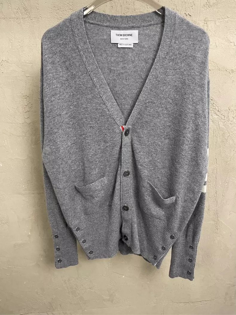 Thom Browne Thom Browne size4 Gray four stripe cashmere sweater Size US XL / EU 56 / 4 - 2 Thumbnail