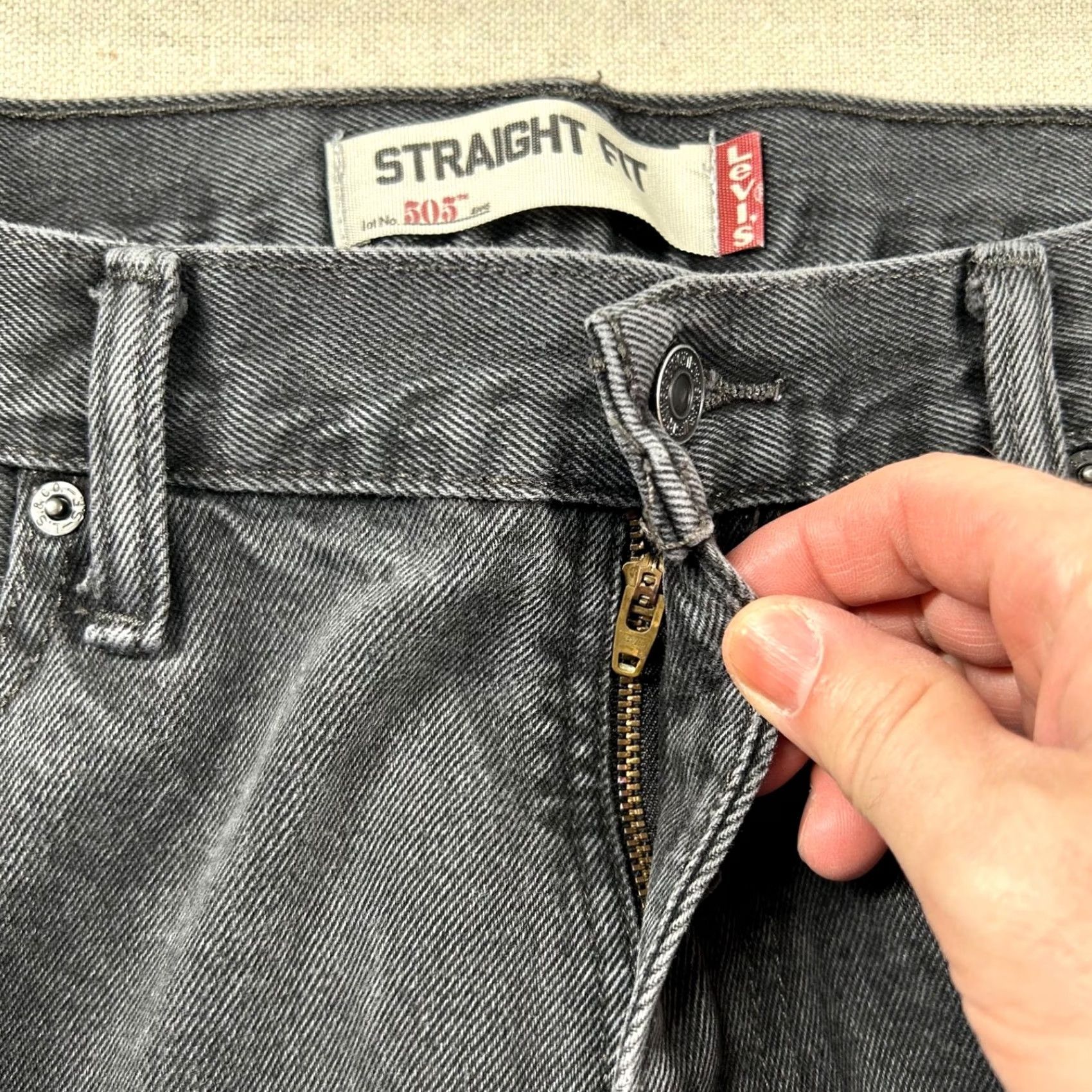 Levi's VINTAGE Levi's 505 Jeans Mens 36x34 Straight Charcoal Wash Black Denim 90s Size US 36 / EU 52 - 4 Thumbnail
