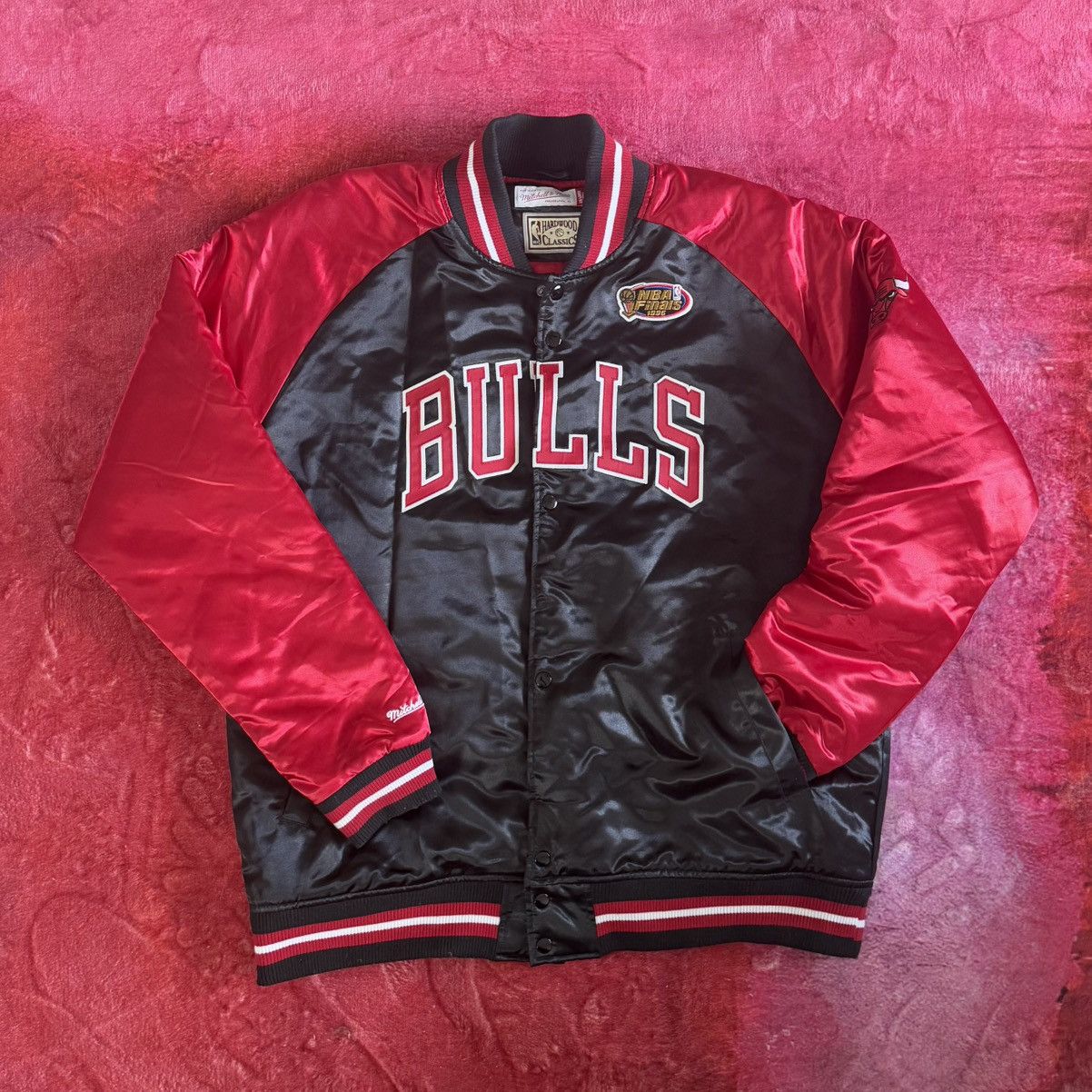 Mitchell & Ness Bulls Satin Jacket XXL Mitchell & Ness Hardwood Classics 🏀 Size US XXL / EU 58 / 5 - 1 Thumbnail