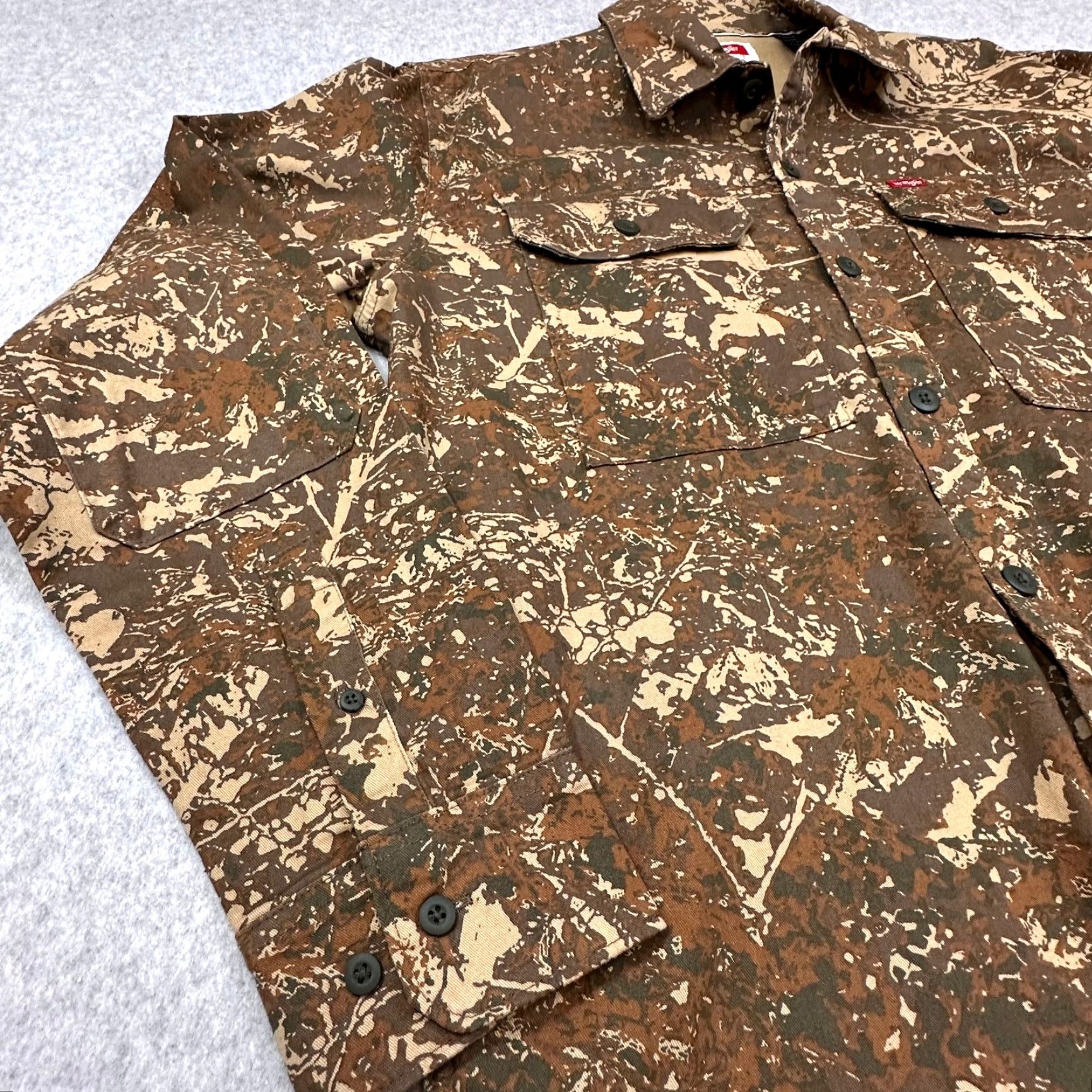 Wrangler VINTAGE Wrangler Camouflage Mens M Long Sleeve Button-Up Relaxed Fit NWT Size US M / EU 48-50 / 2 - 6 Thumbnail