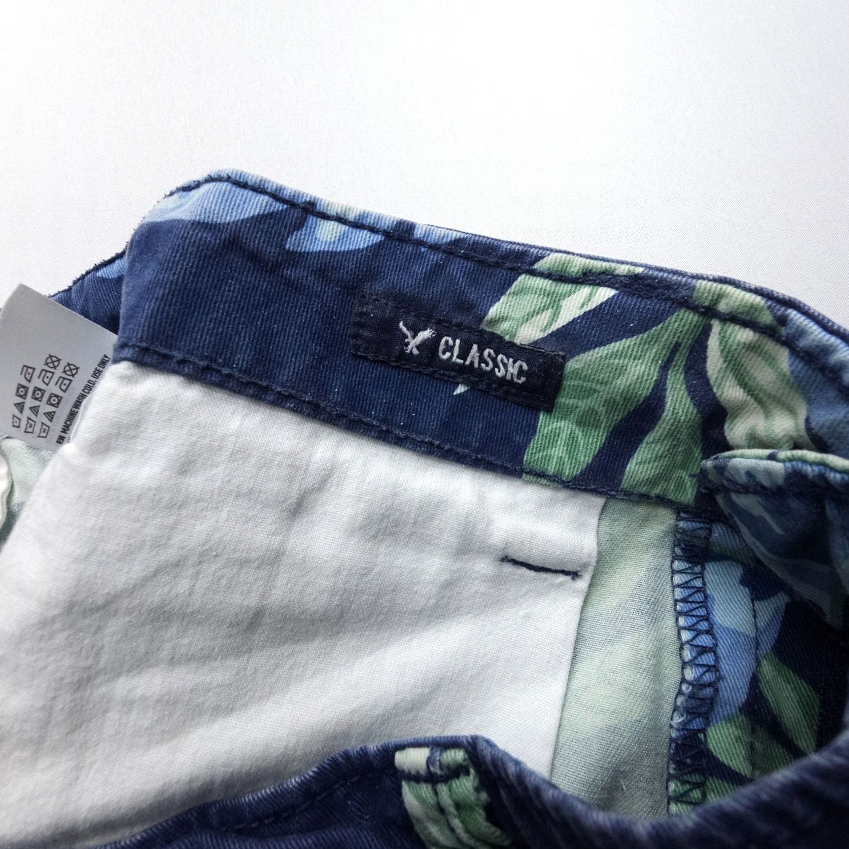 American Eagle Outfitters American Eagle Outfitters Shorts Mens 33 x 9 Floral Chino Tropical Cotton Twill Blue 9 in Inseam Casual Beaching Vintage No Size US 33 - 3 Thumbnail