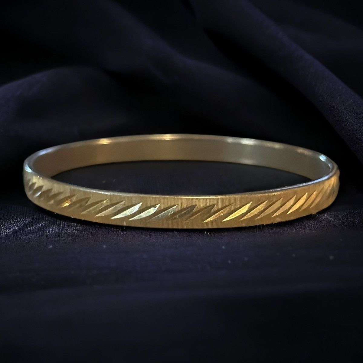 Vintage Vintage gold tone diamond cut bangle bracelet Size ONE SIZE - 1 Thumbnail