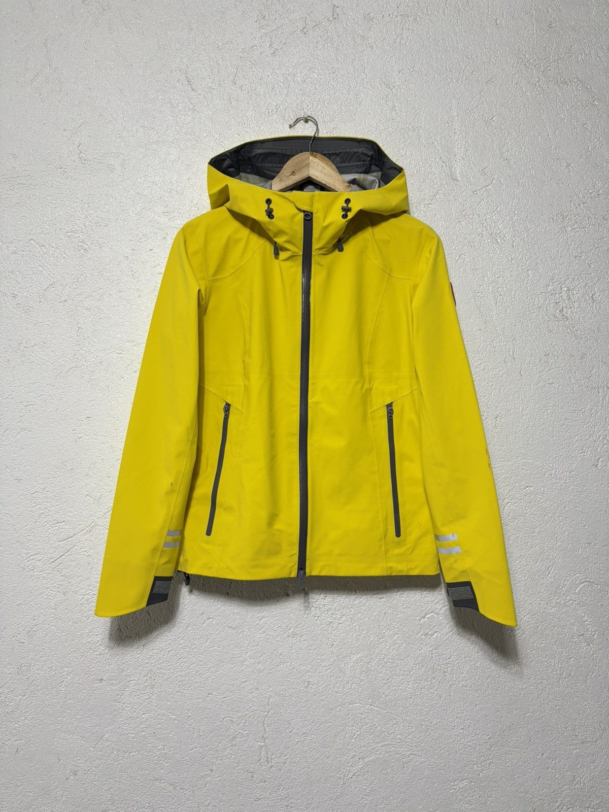 Canada Goose CANADA GOOSE CANYON SHELL RAIN JACKET for FEMME Size S / US 4 / IT 40 - 1 Thumbnail