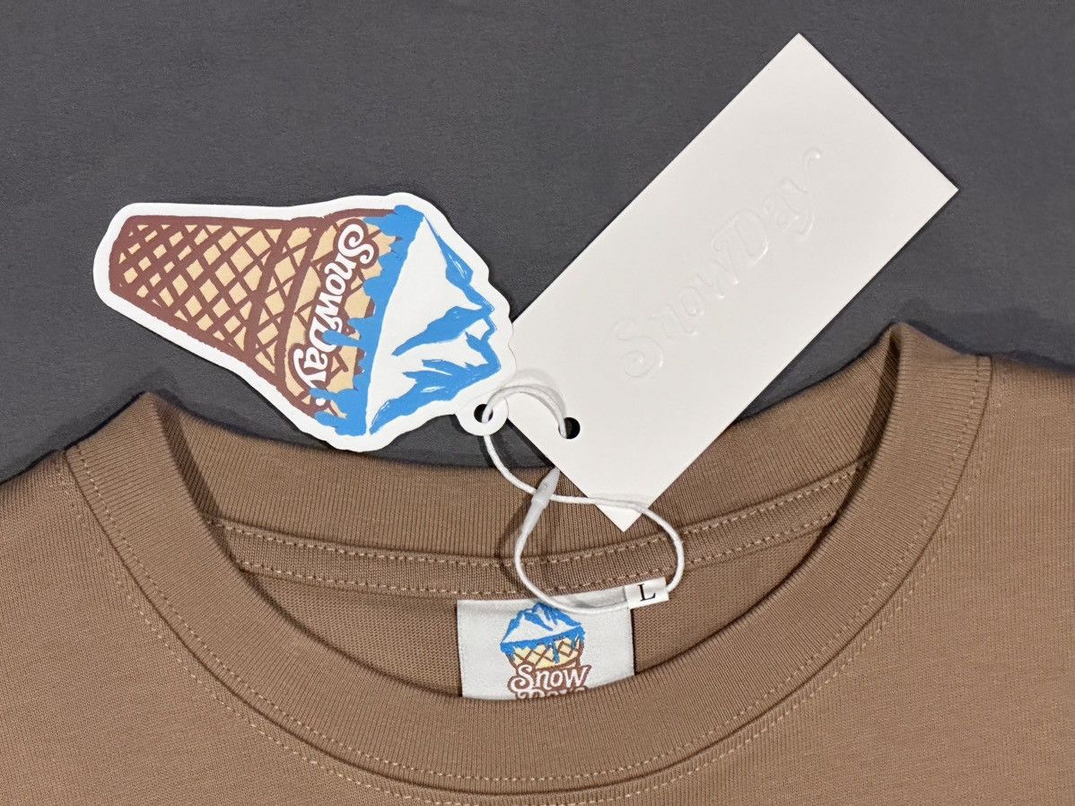 Snowday SnowDay ski resort T-shirt, size large. Size US L / EU 52-54 / 3 - 4 Thumbnail