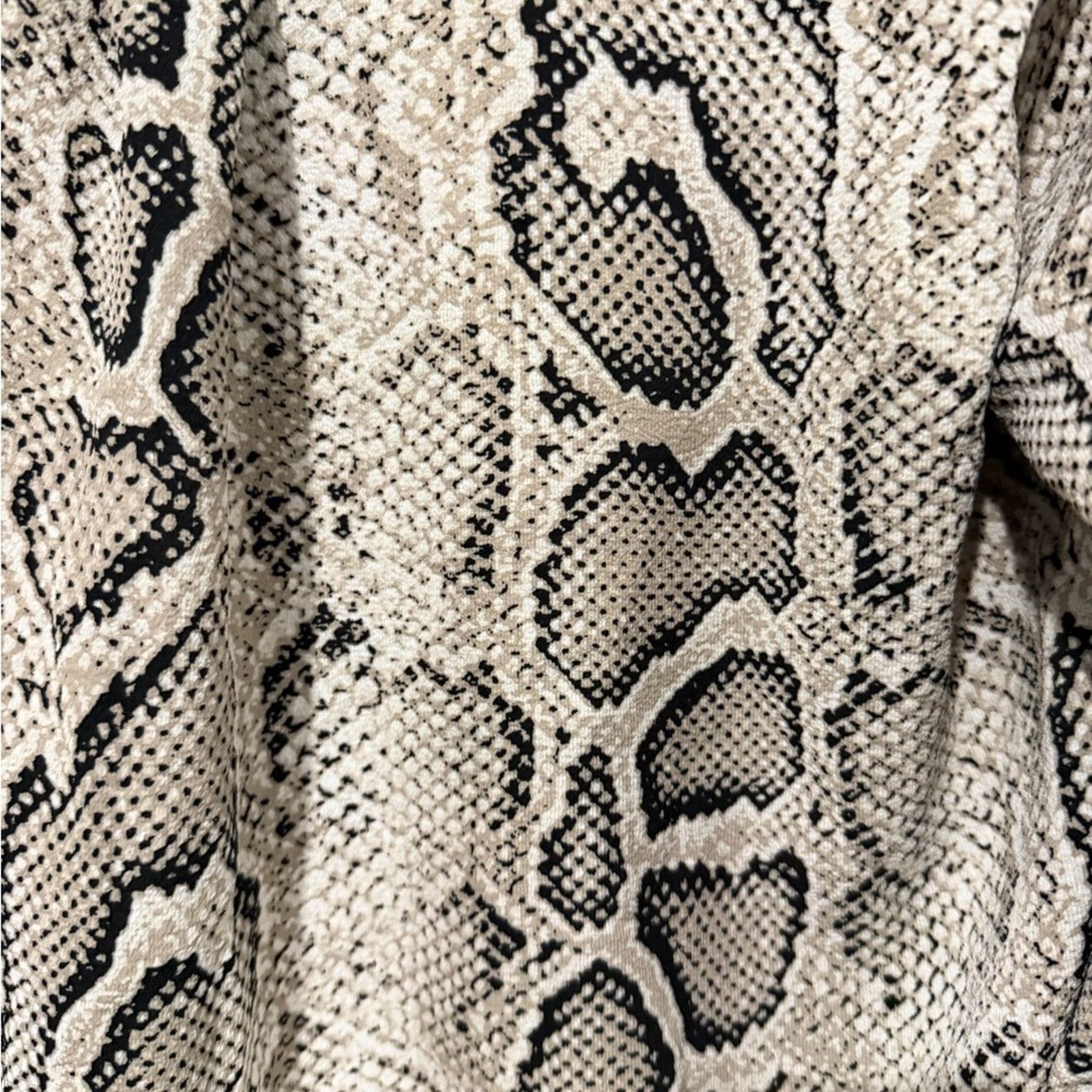 Michael Kors Michael Michael Kors Snakeskin V-Neck Blouse Size Medium Size M / US 6-8 / IT 42-44 - 4 Thumbnail