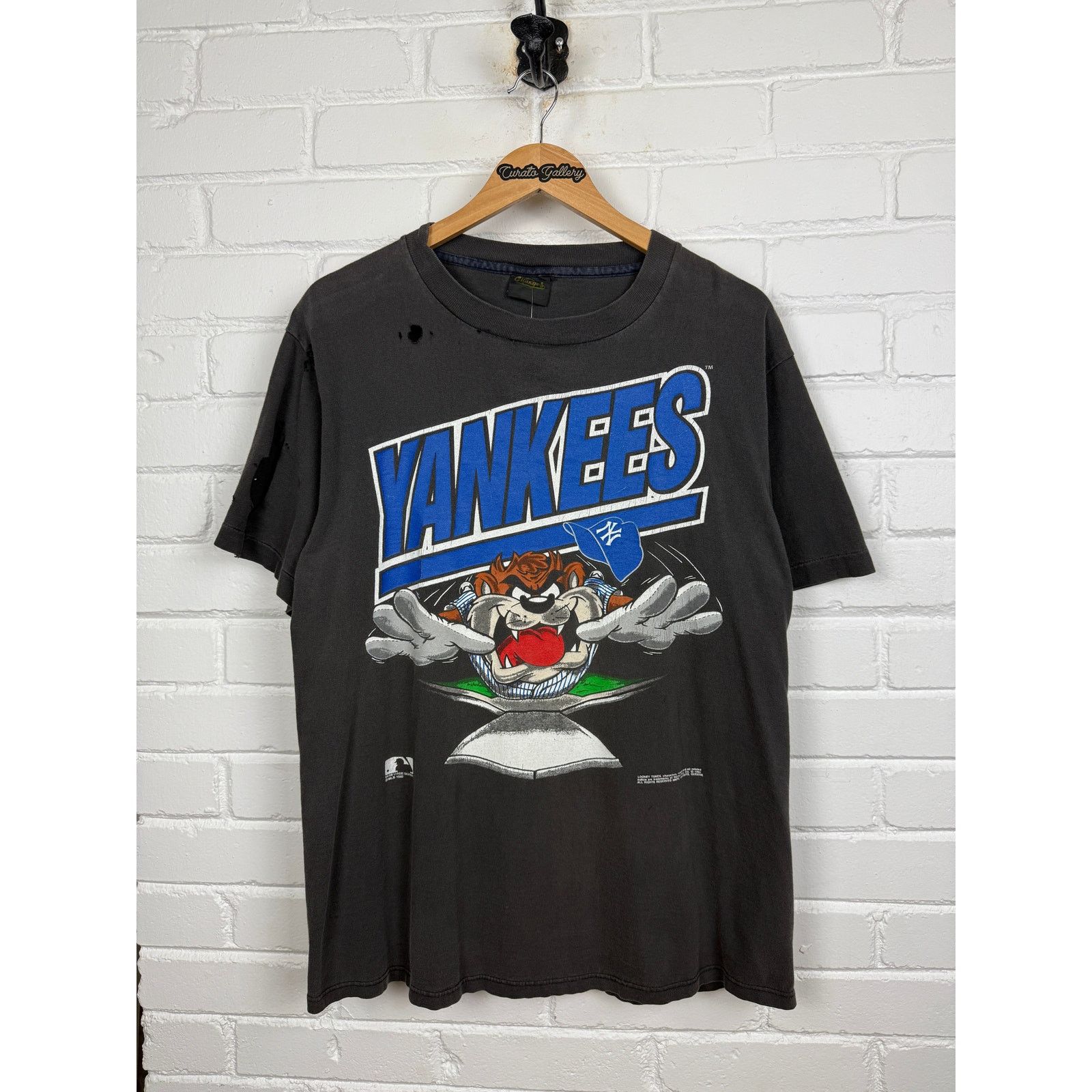 Vintage Vintage 1992 New York Yankees Looney Tunes Taz T Shirt XL Size US XL / EU 56 / 4 - 1 Thumbnail