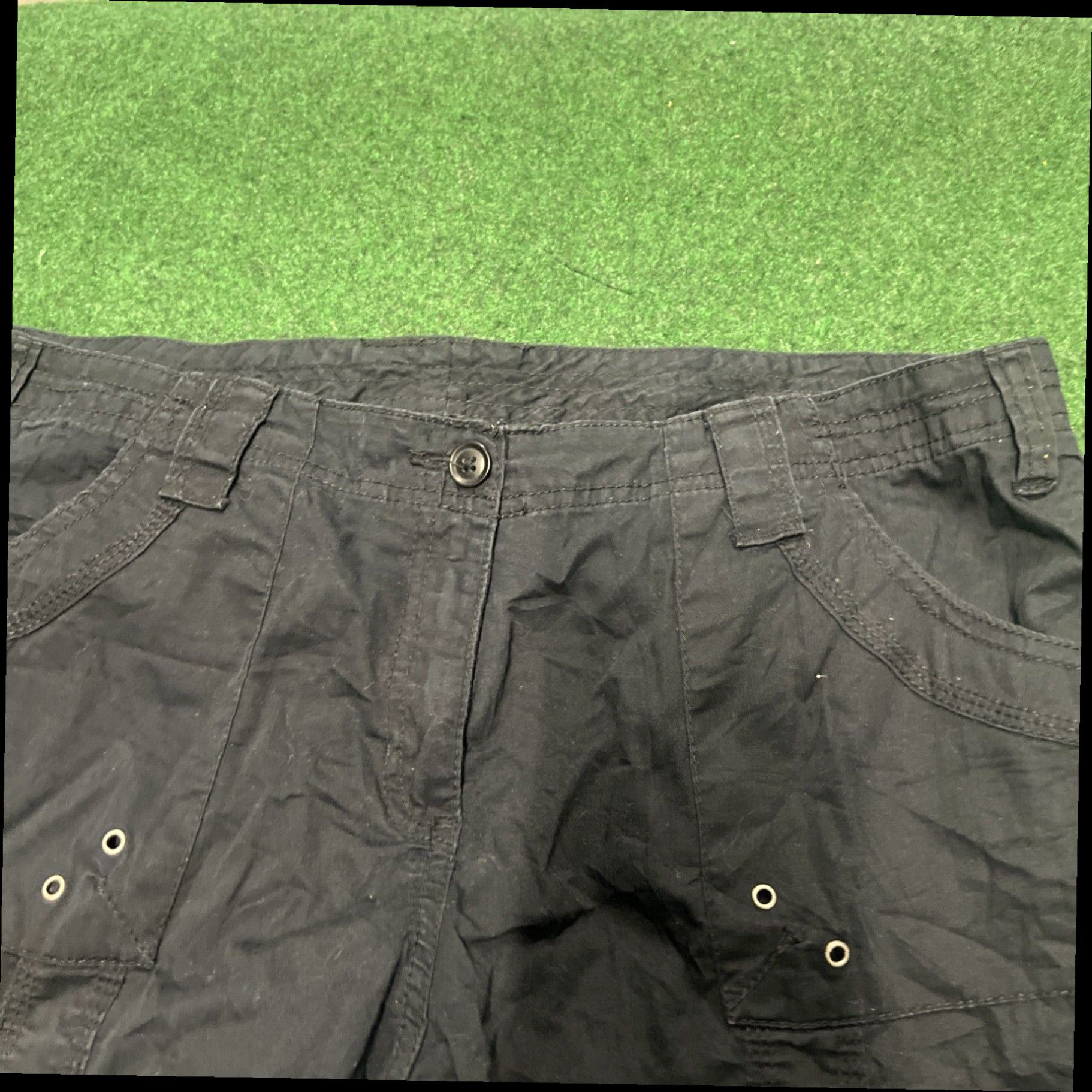 Vintage Fashionable Comfort for the Modern Woman Black Cargo Capri Pants in Size 14 Hemmed to Perfection Size 36" / US 14 / IT 50 - 4 Thumbnail