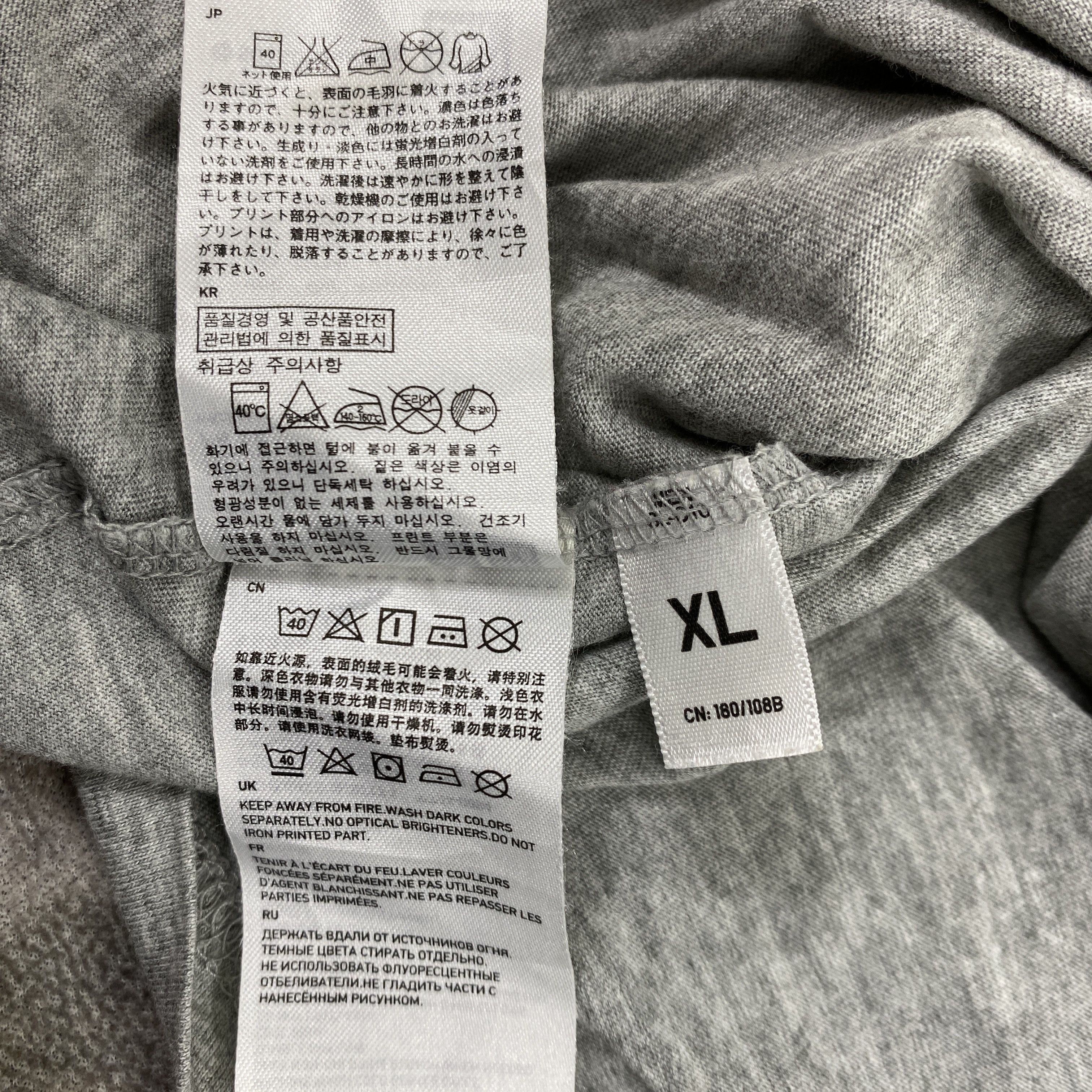Anime Gundam Uniqlo Xlarge Tee -B051 Size US XL / EU 56 / 4 - 5 Thumbnail