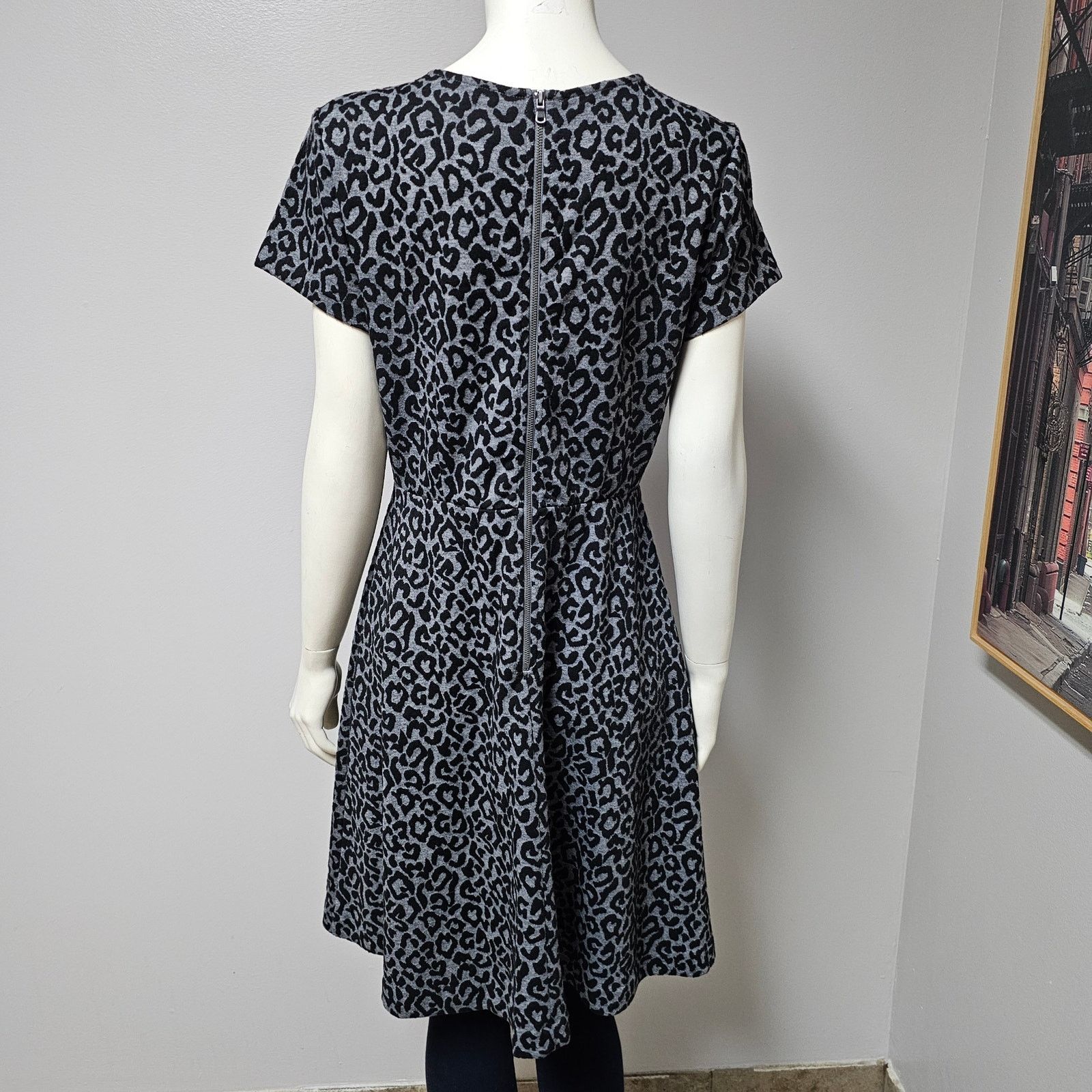 Loft Ann Taylor LOFT Gray/Black Animal Print Swing Knit Dress sz6 Size M / US 6-8 / IT 42-44 - 3 Thumbnail