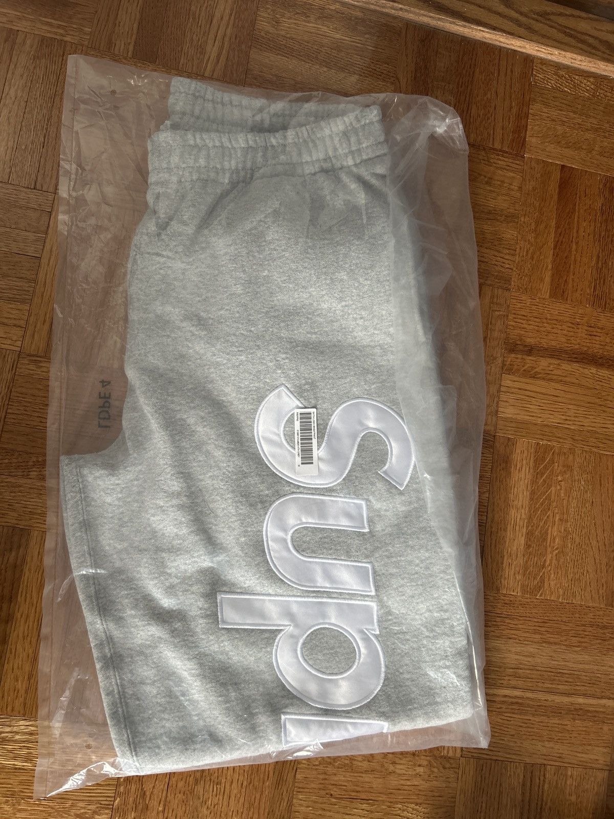 Supreme Supreme Applique Logo Sweatpant Size US 32 / EU 48 - 1 Thumbnail