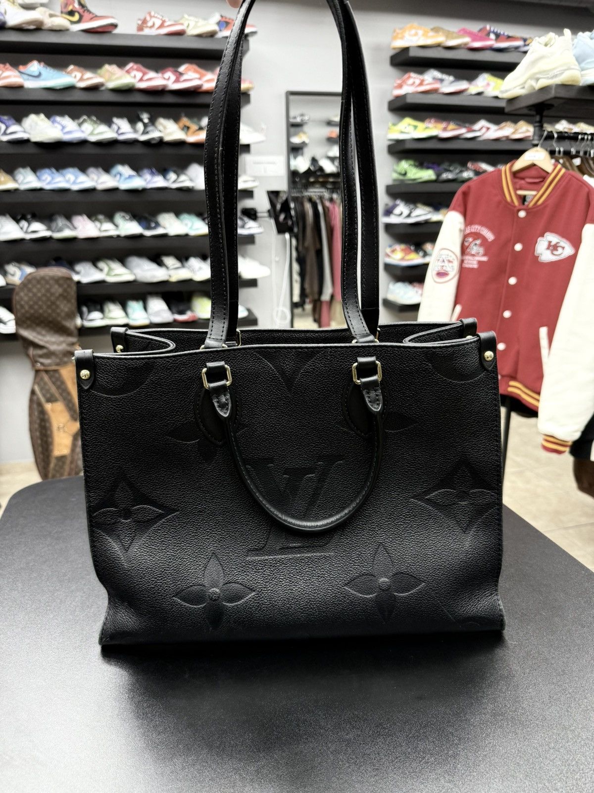 Louis Vuitton Louis Vuitton OnTheGo MM Black Leather Bag Size ONE SIZE - 8 Thumbnail